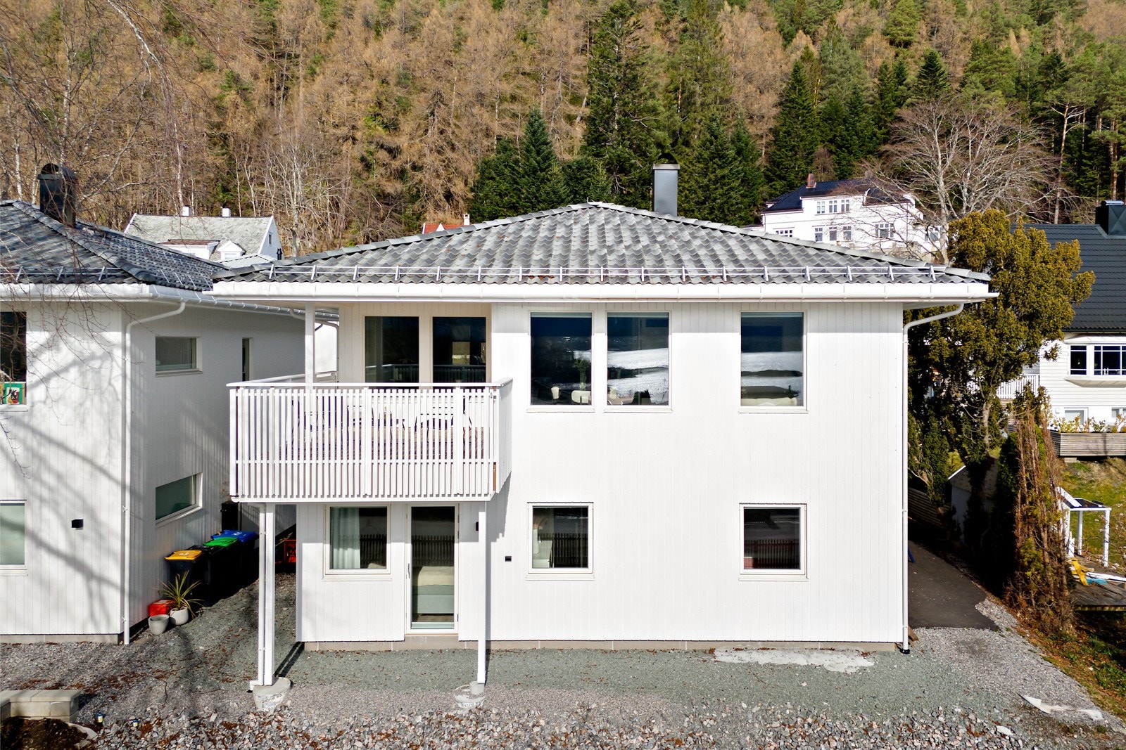 Det er en delvis overbygd veranda med utgang fra stuen i 2. etasje. Galleribilde