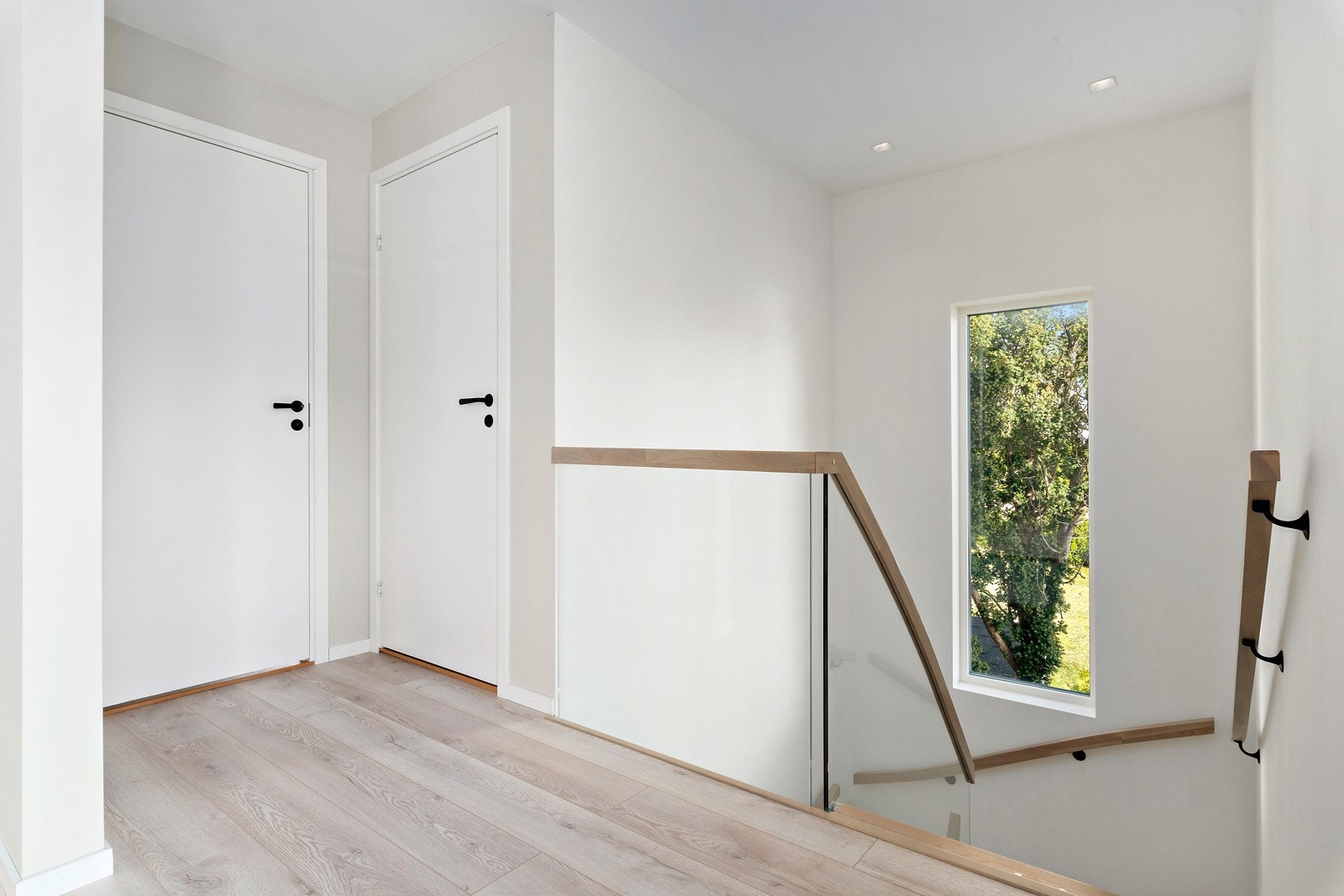 Når du kommer opp i hovedetasjen er det adkoms til toalettrom og det fjerde soverommet. Galleribilde