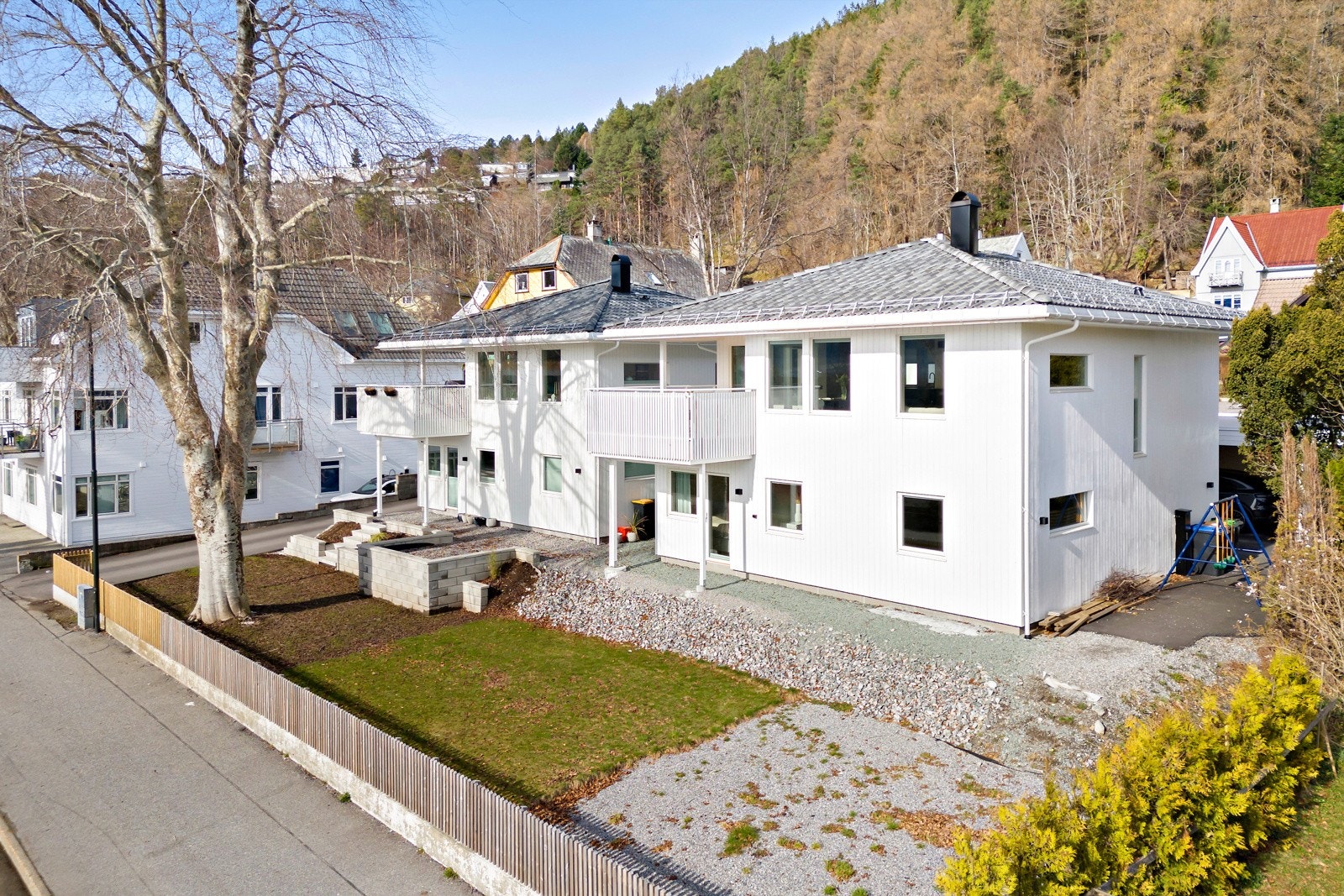 Dette er en flott enebolig fra 2023 med oppgraderte overflater og gjennomførte løsninger. Galleribilde