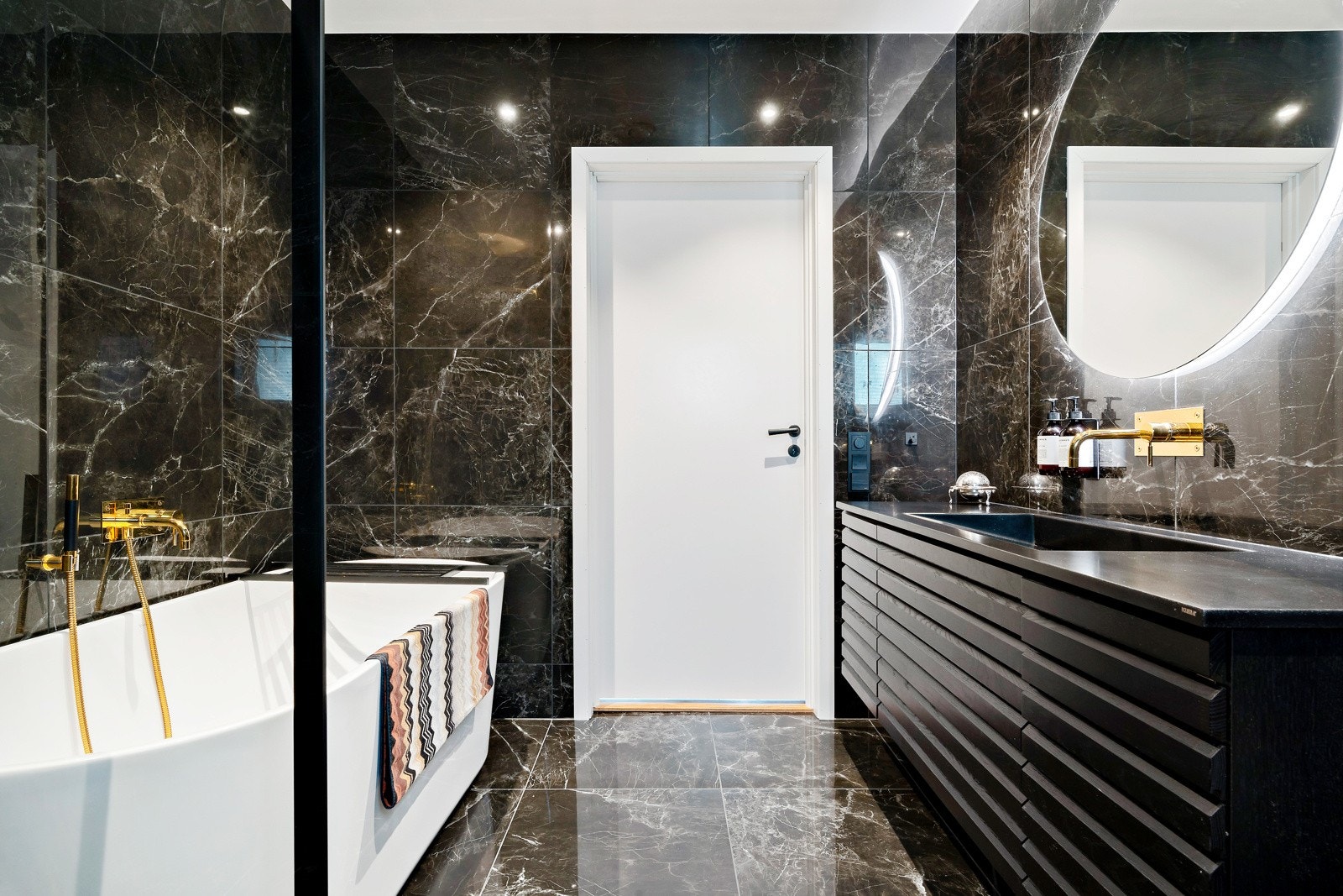 Servantinnredningen har fronter av malt tre og en heldekkende servant av kompositt. Galleribilde