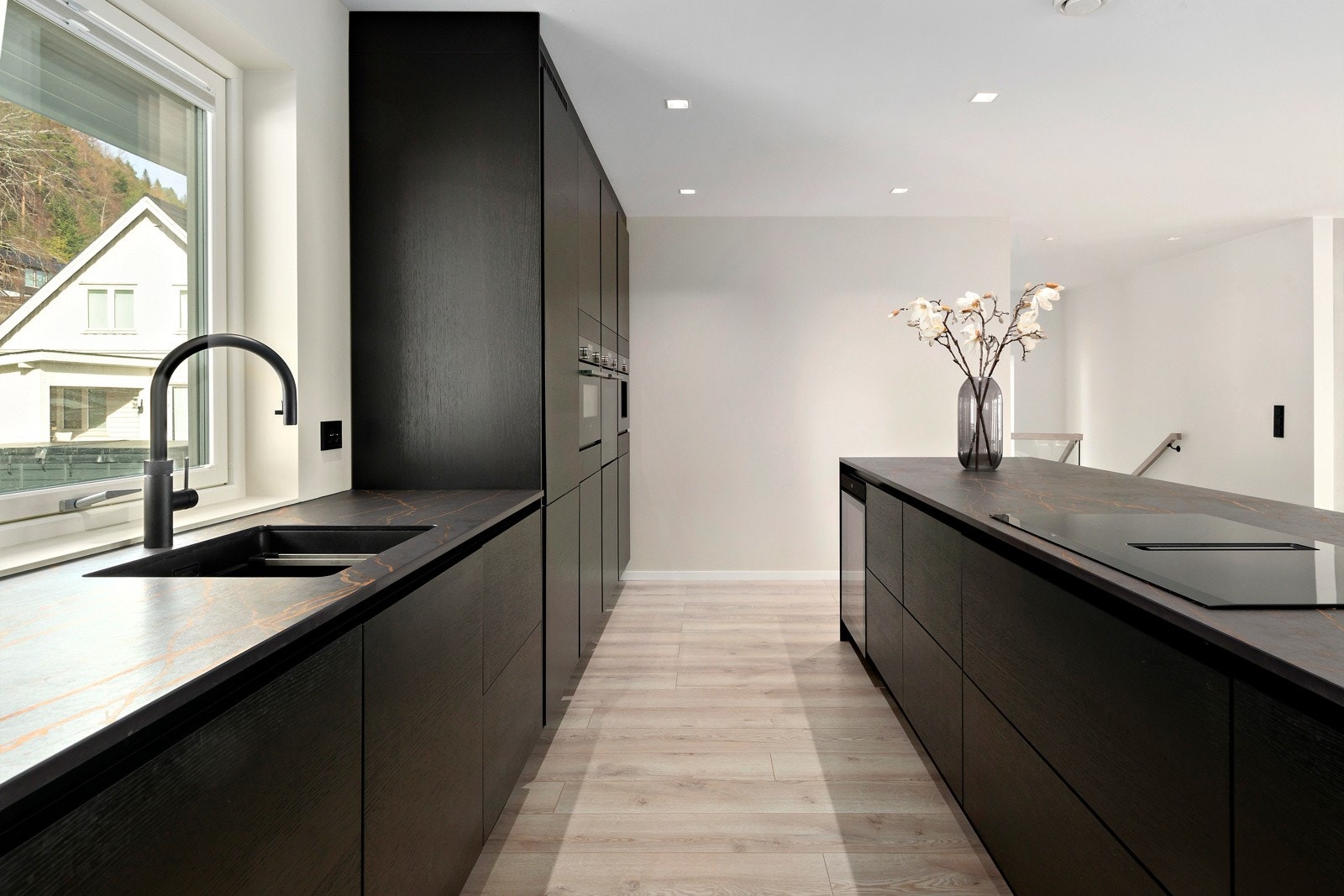 Kjøkkenet har mye lagringsplass og mye benkeplass for når hele familien skal i sving for å bake boller en søndag. Galleribilde