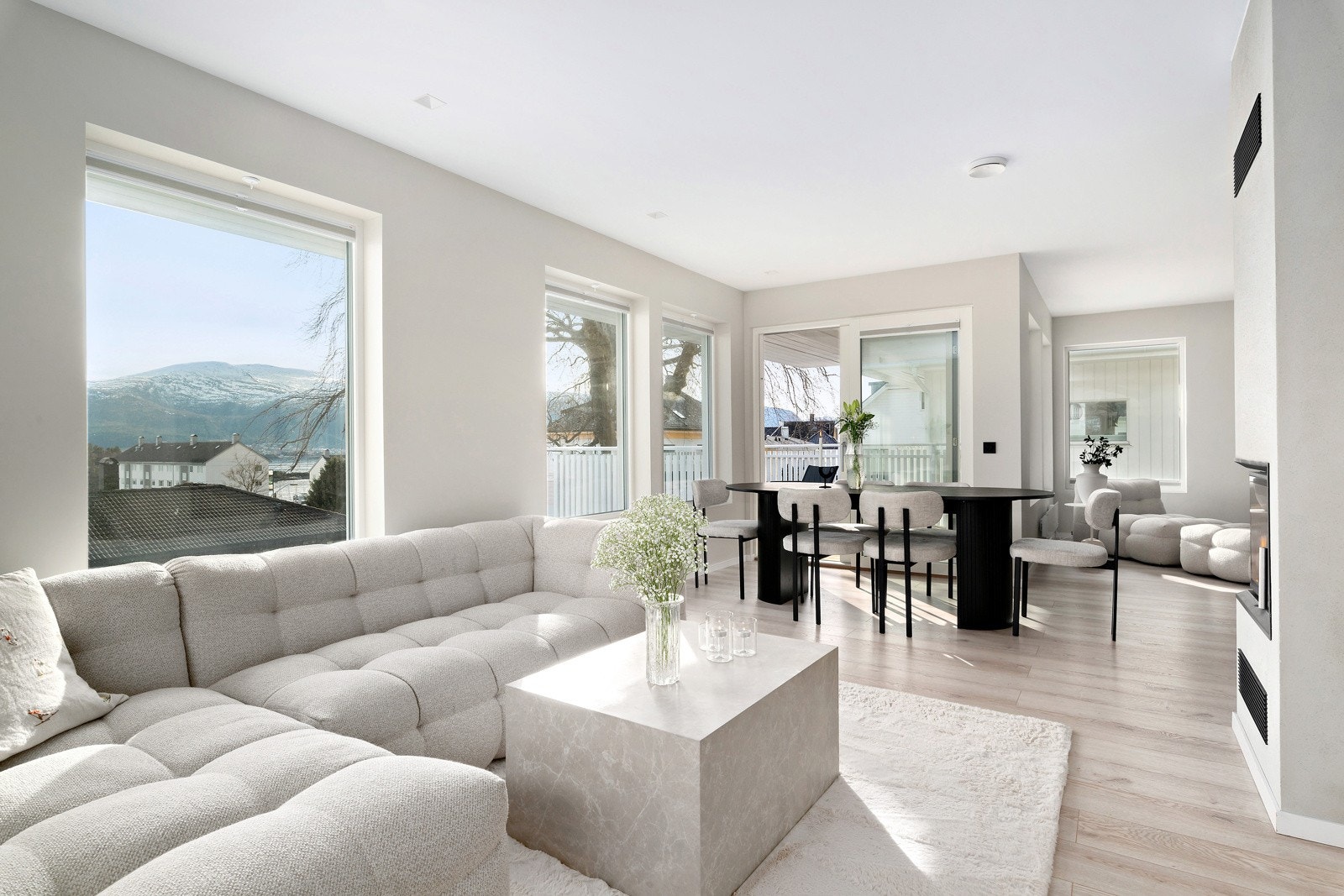 Den lyse stuen har listefrie overganger mellom vegger og himling, samt en flott laminat på gulvene. Galleribilde