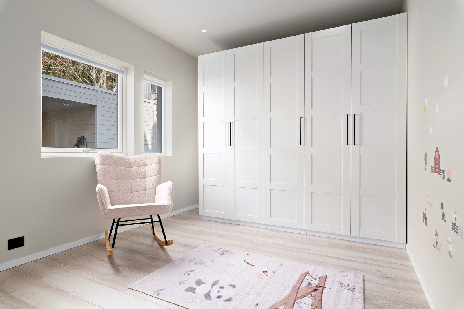 Her er det en vegg med garderobeskap langs hele. Galleribilde