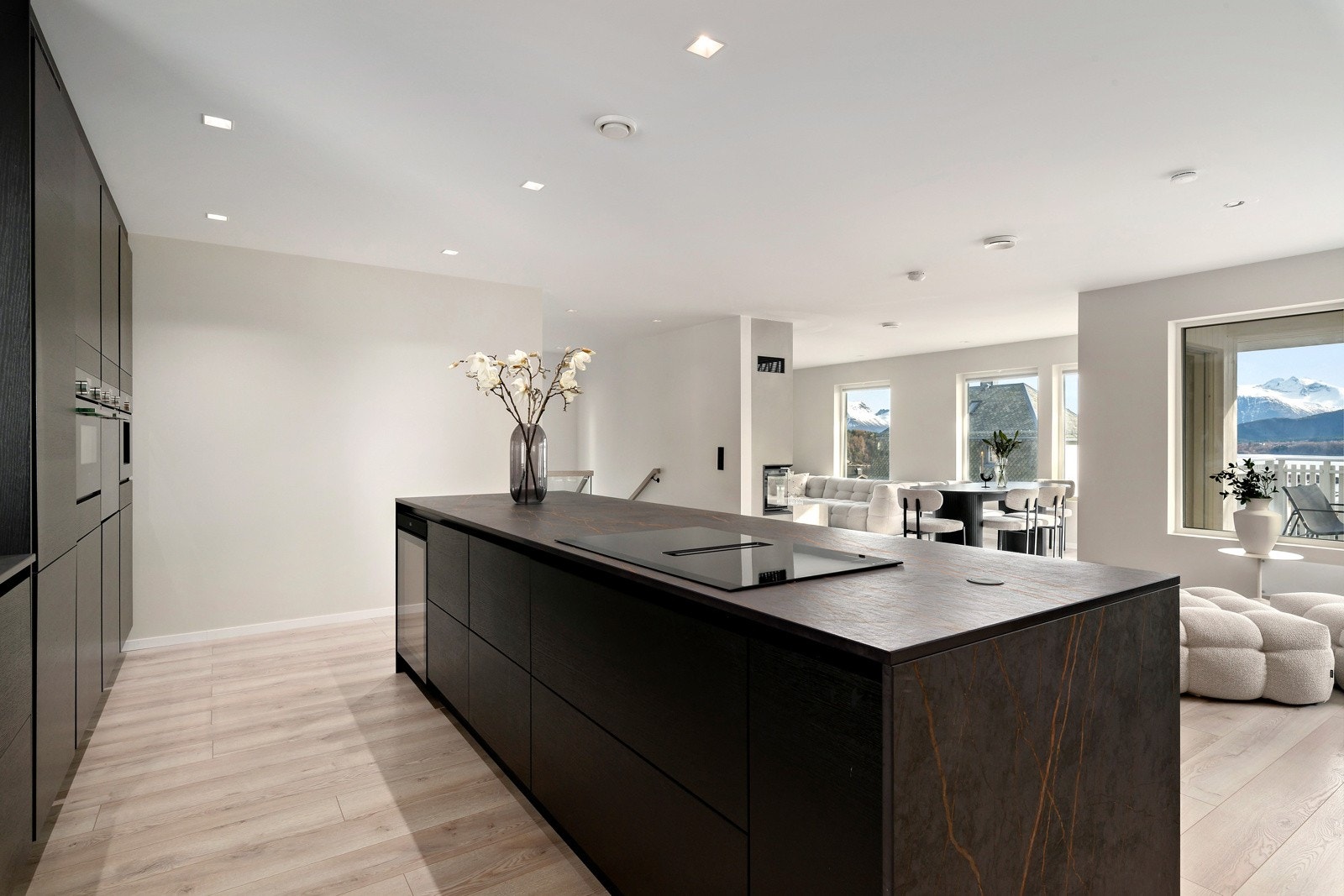 Den gode samtalen med gjestene kan flyte mens du står og kokkelerer. Galleribilde