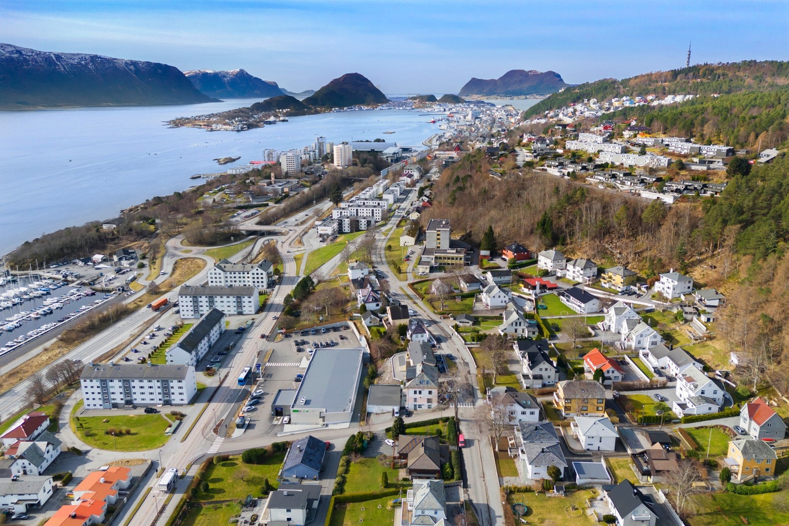 Fra boligen er det bare noen få høydemeter til turstier på Akslafjellet. Her går du foreløpig ganske fritt i skog og mark på vestover og østover. Galleribilde