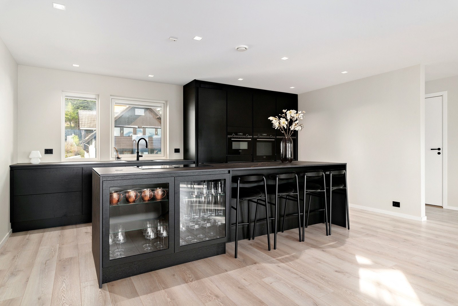 På fremsiden av øyen er det en vinkjøler hvor mye god drikke kan lagres. Galleribilde