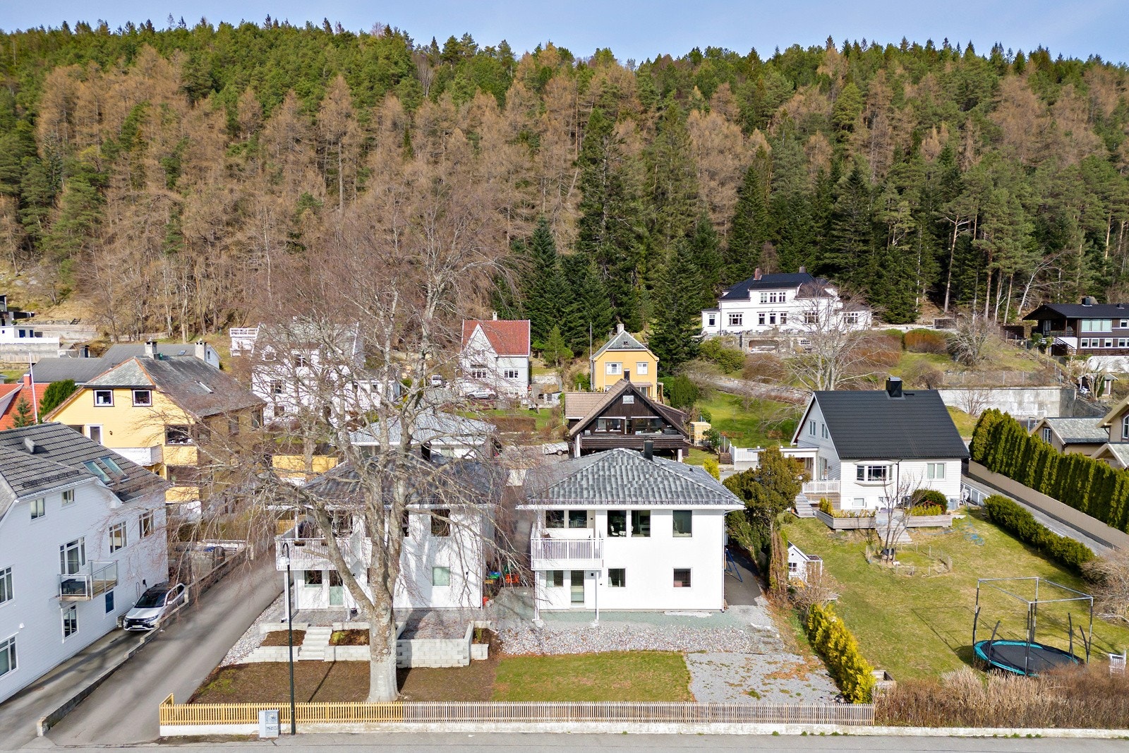 Boligen har solrike uteområder, carport med isolert bod i bakkant og ellers gode parkeringsmuligheter. Galleribilde
