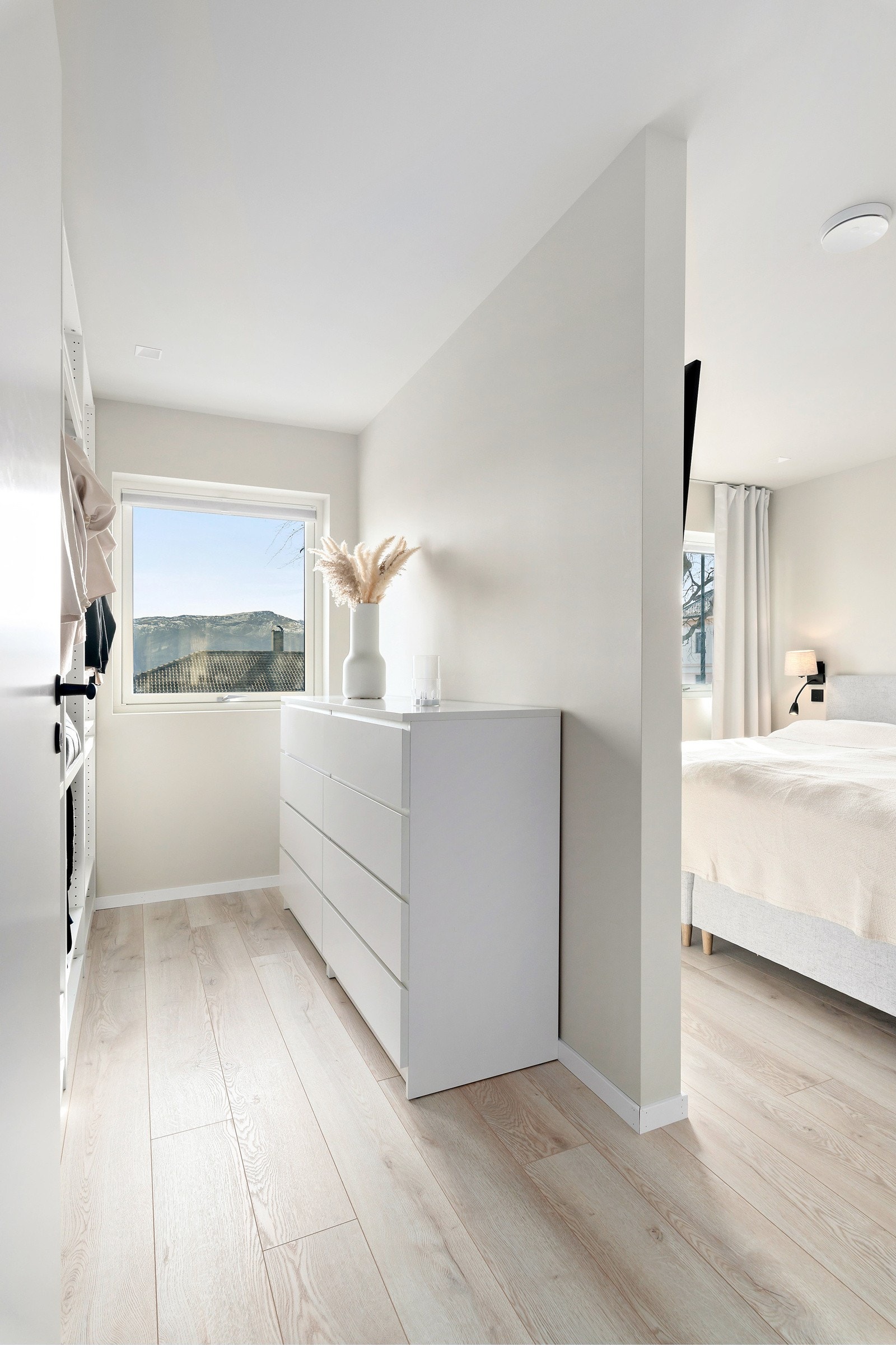 Garderoberommet er i lik utførelse som resten av huset med listefrie overganger i himlingen og laminat på gulvet. Galleribilde