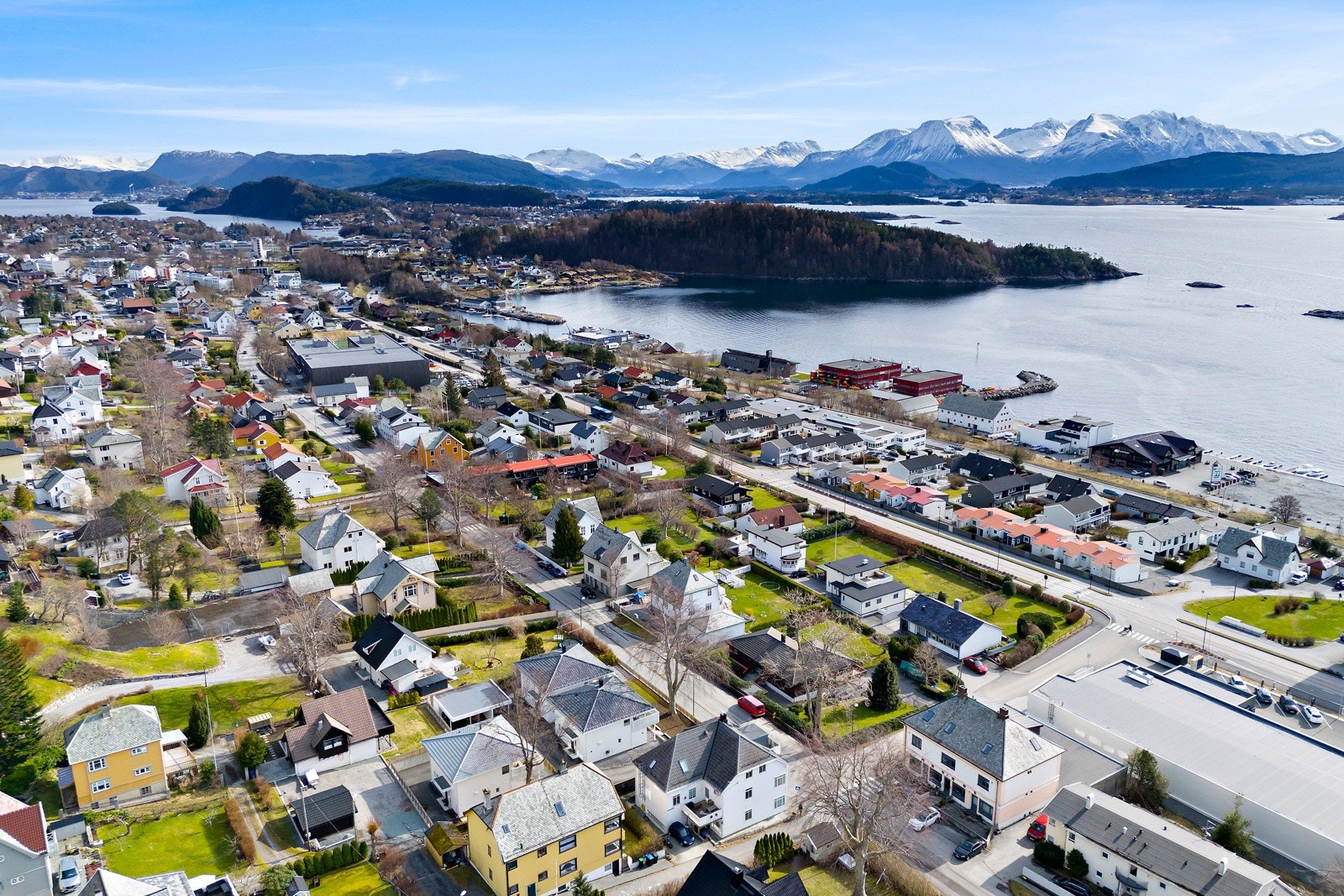 Boligen er beliggende på Nørve, hvor du har lite trafikkert gate med hyggelige naboer, fint tilrettelagte gangveier og en sørvendt beliggenhet som tilrettelegger for solfylte dager i egen hage! Galleribilde