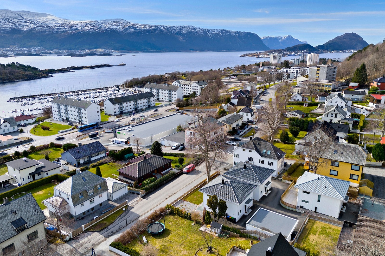 Blant eldre boliger og ærverdig arkitektur får du her en moderne enebolig på Nørve. Galleribilde