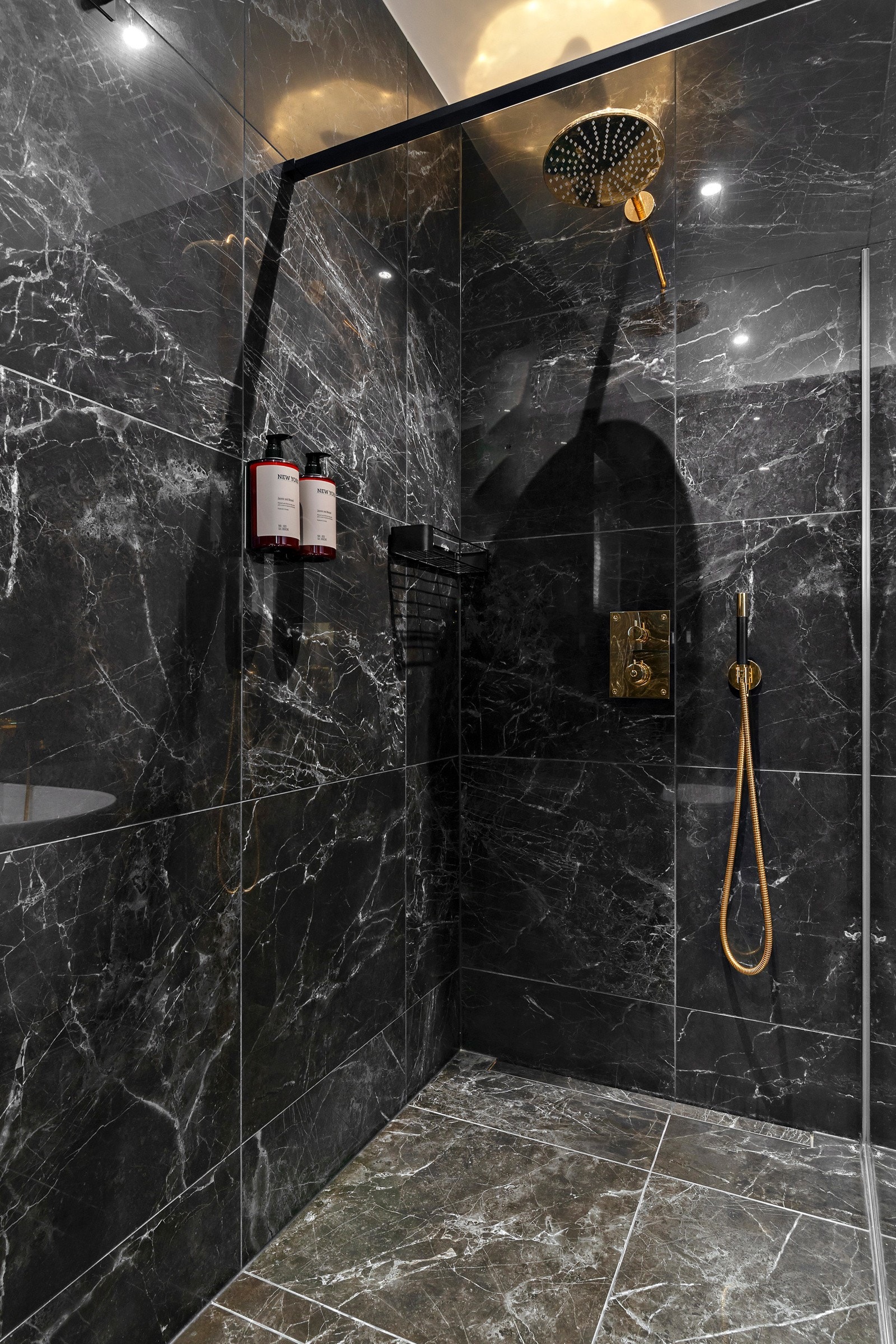 Den romslige dusjnisjen har glassvegger, regndusj og håndholdt dusj. Galleribilde