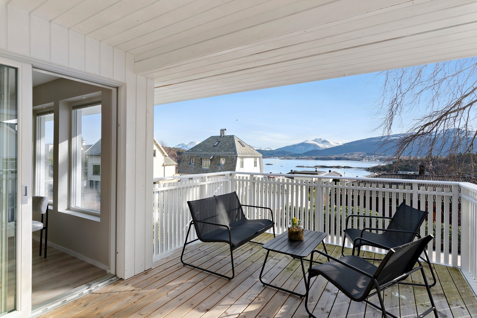 I boligens hovedetasje fungerer verandaen som en forlengelse av stuen. Her kan du nyte solen og fin utsikt. Galleribilde