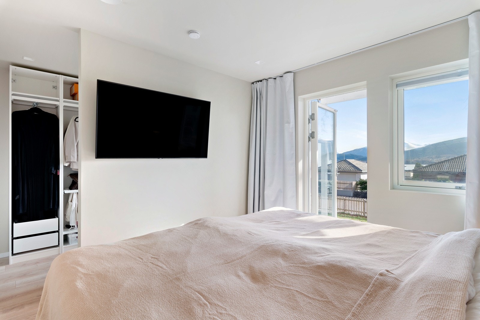 Fra hovedsoverommet er det direkte adkomst til et garderoberom. Galleribilde