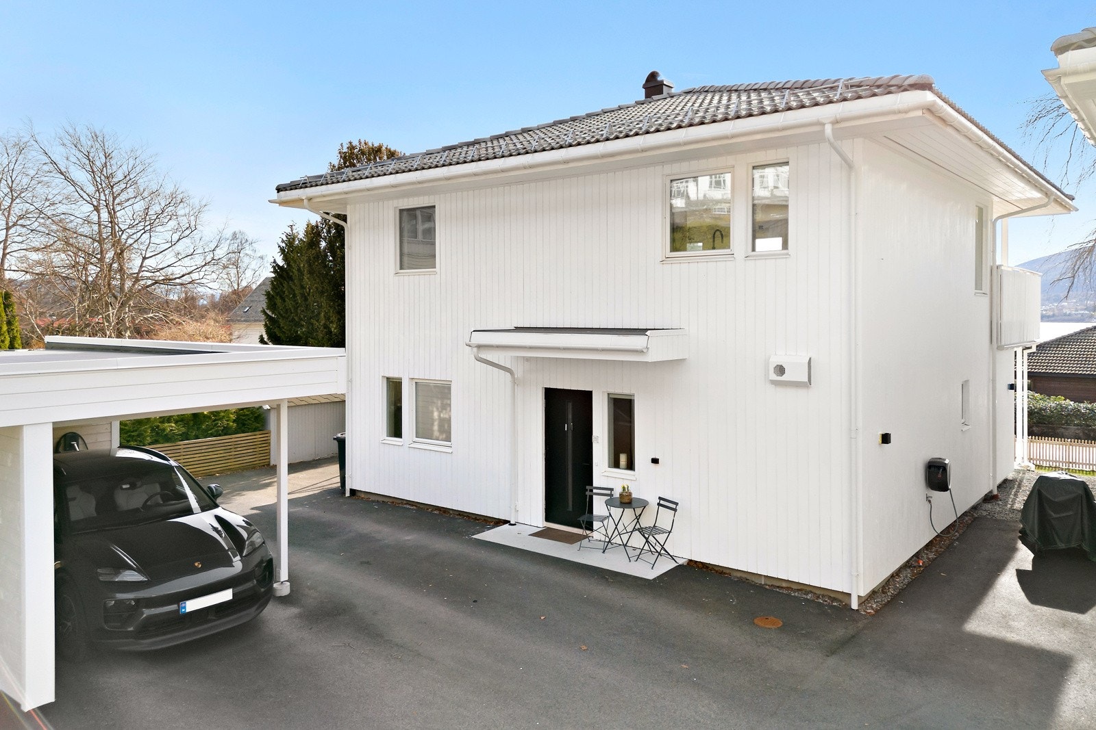 Det asfalterte arealet foran inngangspartiet har god plass til biler og sykler. Galleribilde