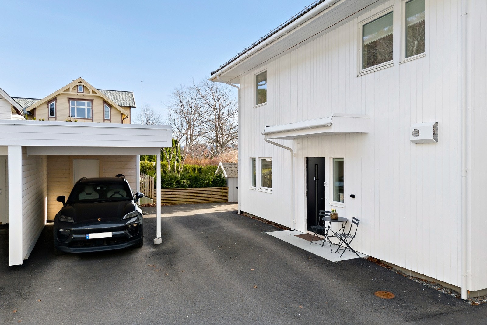 Caporten har elbil-lader og en praktisk bod i bakkant. Galleribilde