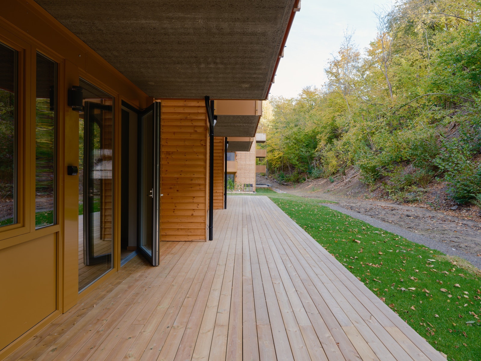 Vestvendt terrasse på ca. 15 kvm med god plass til utemøblement Galleribilde