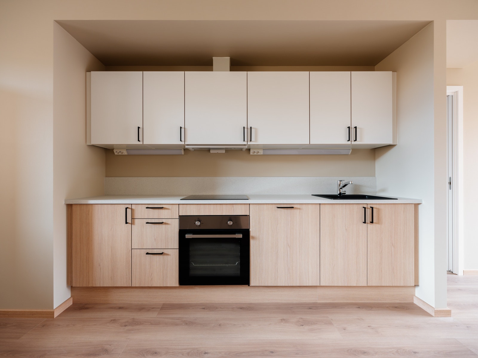 Lekkert Designa kjøkken med alle hvitevarer integrert Galleribilde