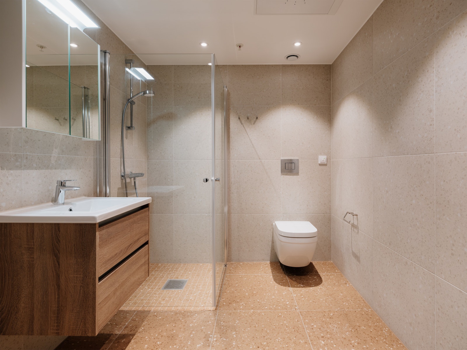 Lekkert flislagt bad med varmekabler Galleribilde