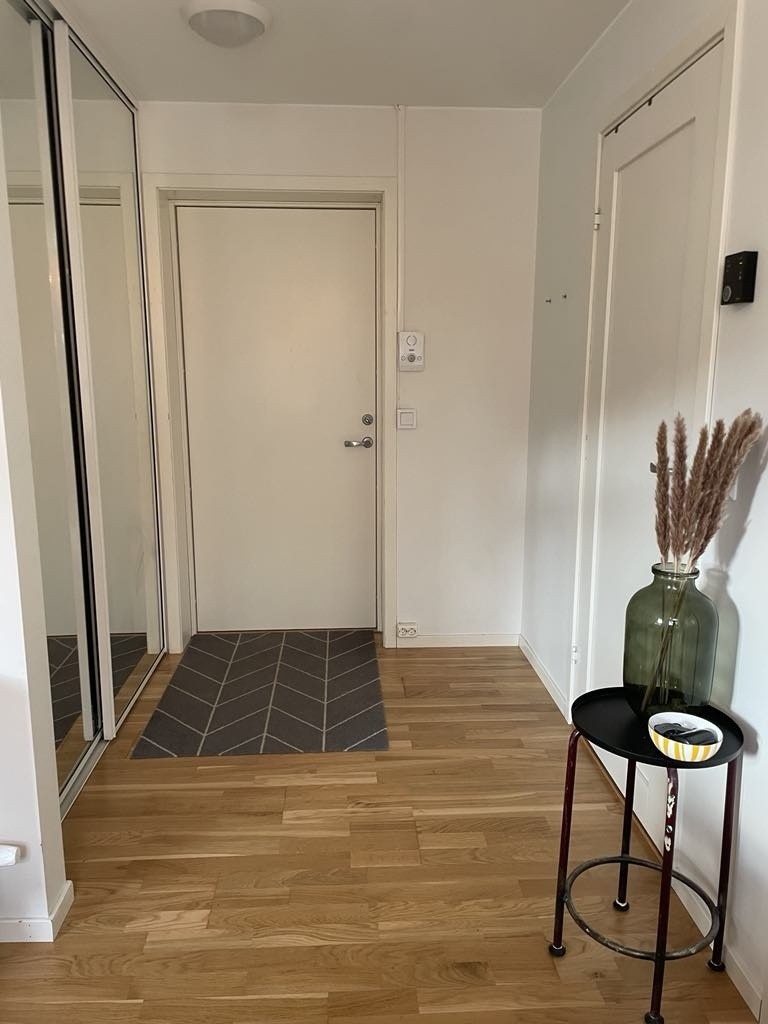 Fin og lys gang med skyvedørsgarderobe. Galleribilde