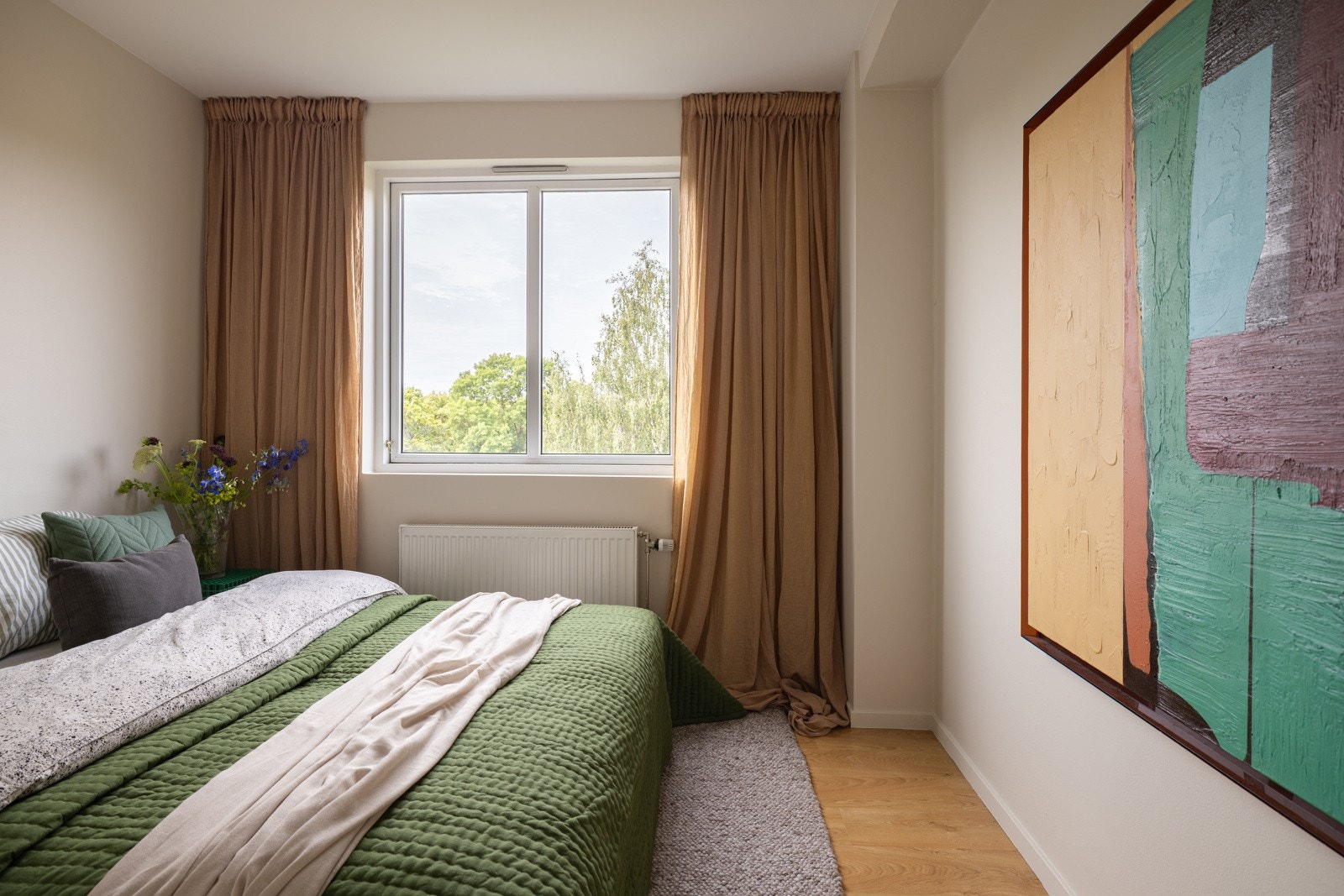 Den store vindusflaten slipper inn lyset, samtidig som det ikke er innsyn og frodig utsyn. Galleribilde