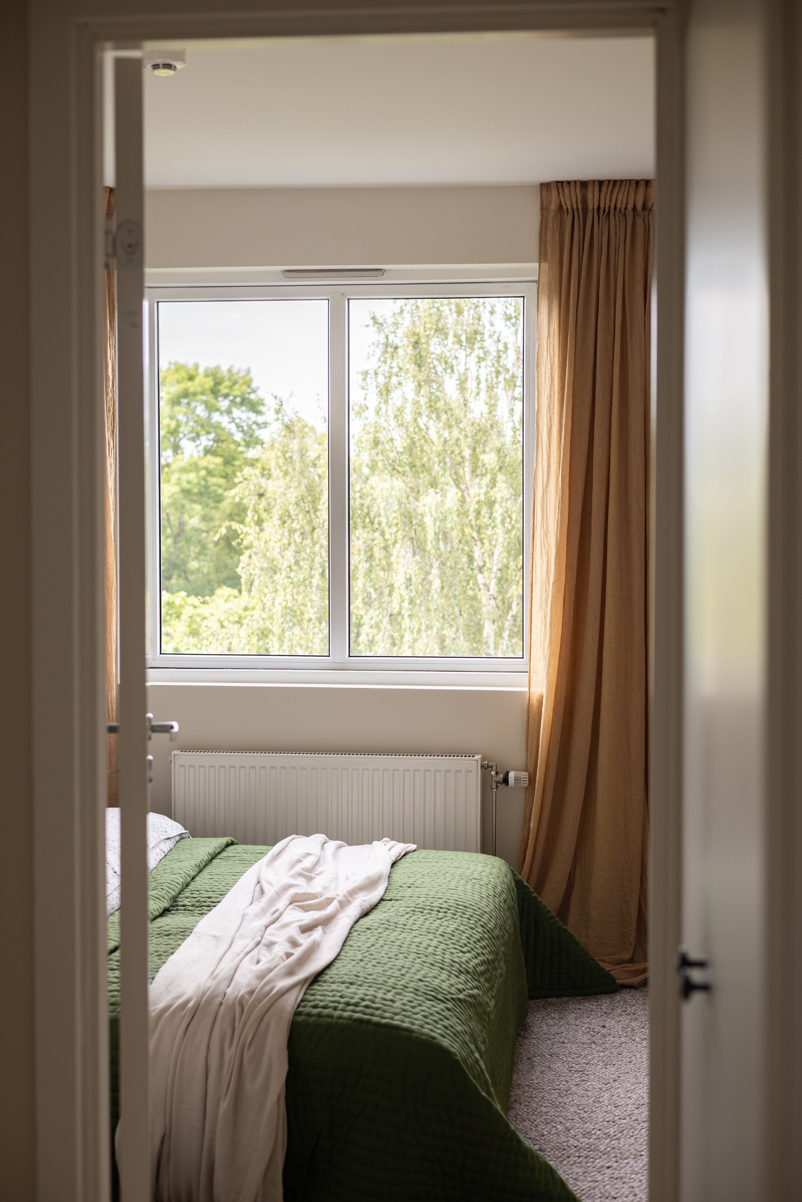 Leiligheten har et lyst og delikat soverom. Galleribilde