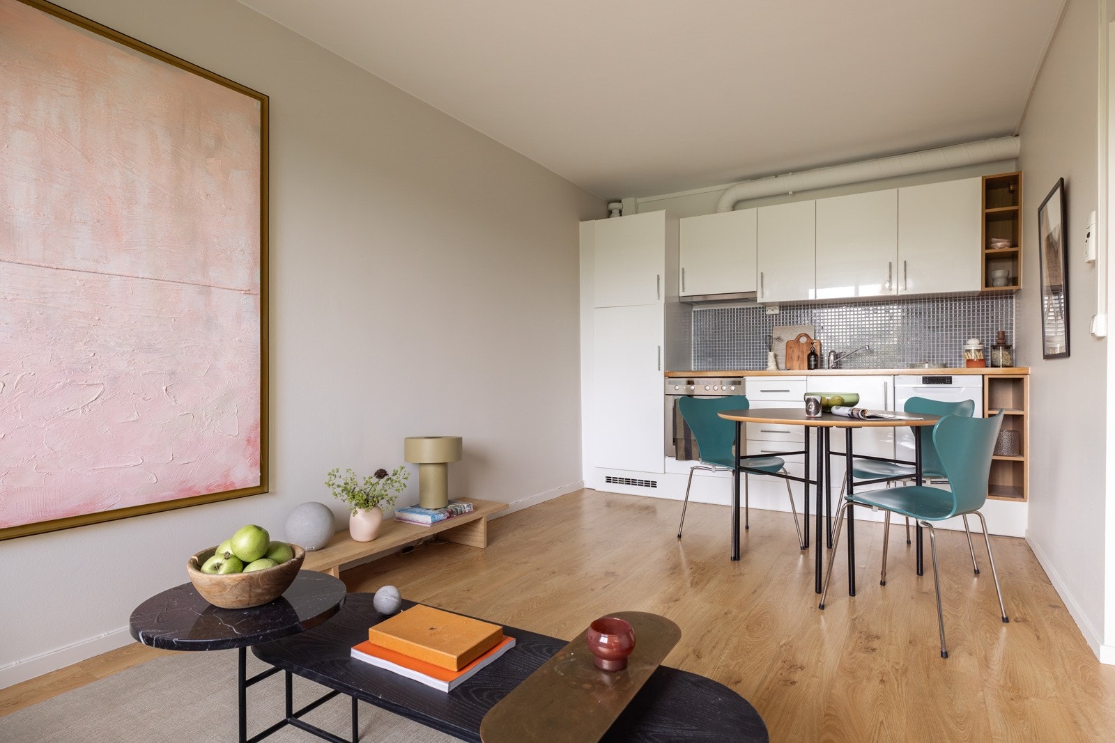 Både oppvarming med fjernvarme og elektrisitet, strøm i leiligheten, varmtvann og bredbånd (100 Mbps) er inkludert! Galleribilde