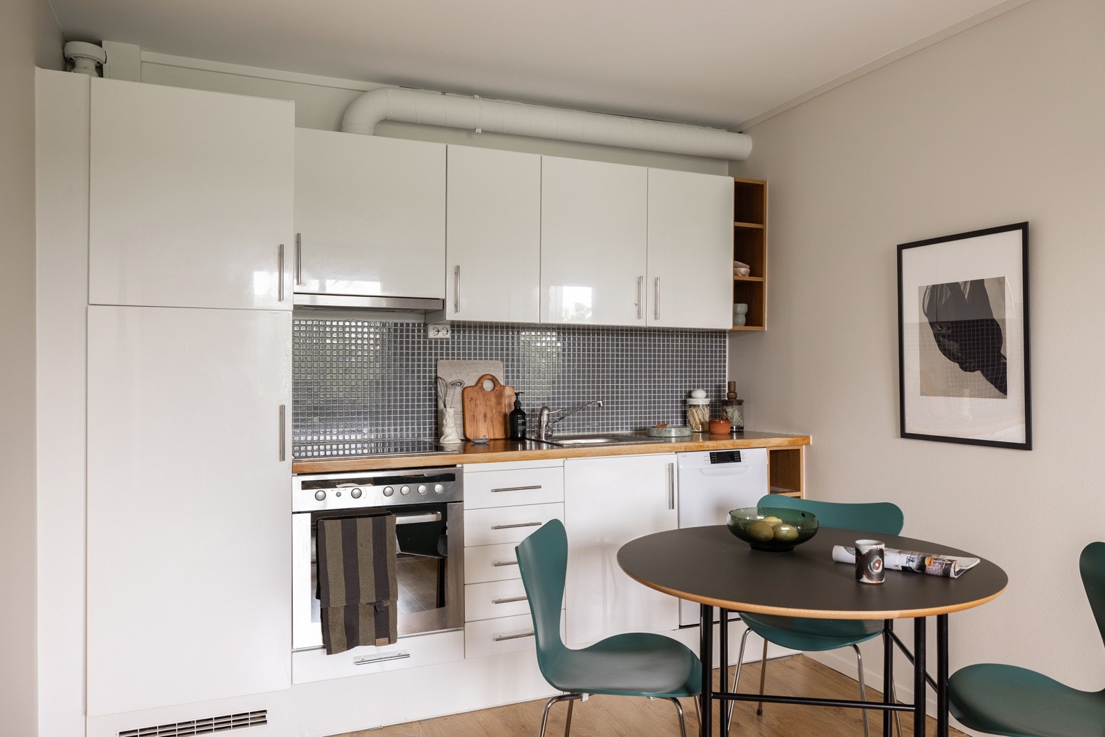 Kjøkkenet ligger i en fin og sosial åpen løsning med stuen. Lys og pen kjøkkeninnredning med god skap- og benkeplass. Galleribilde