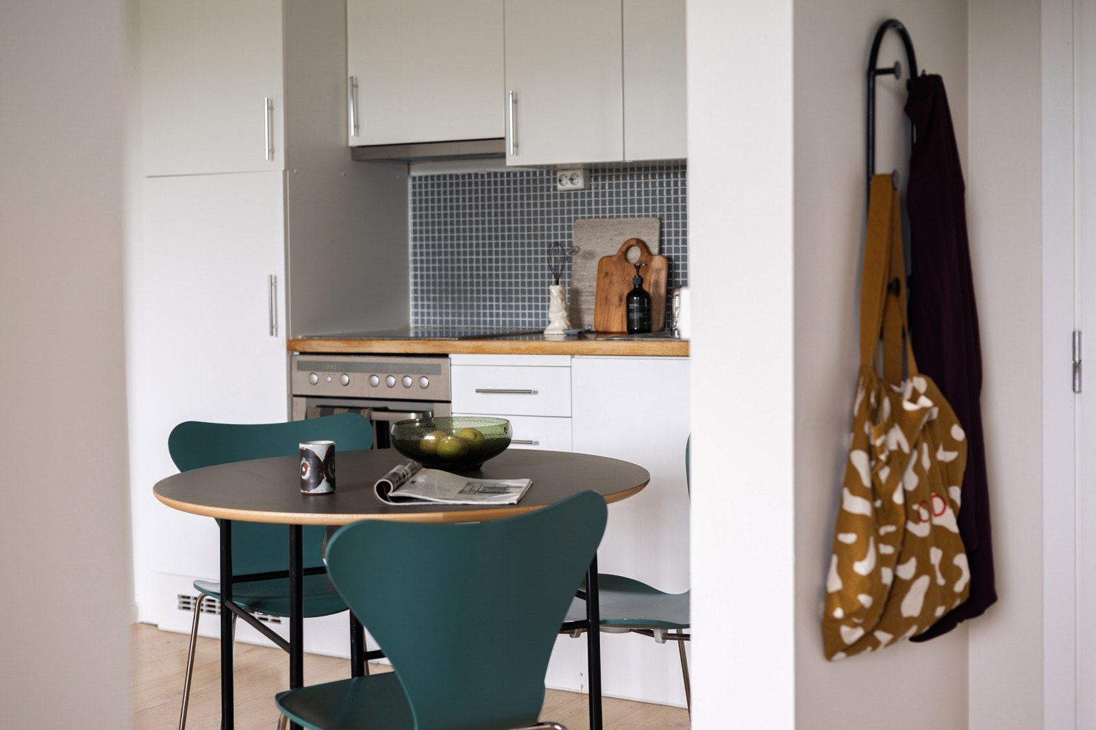 Kjøkkenet er utstyrt med medfølgende hvitevarer som nedfelt platetopp, integrert stekeovn, oppvaskmaskin og integrert kjøleskap. Alle hvitevarer medfølger. Det er avtrekk via sentralt avtrekksanlegg i bygget. Galleribilde