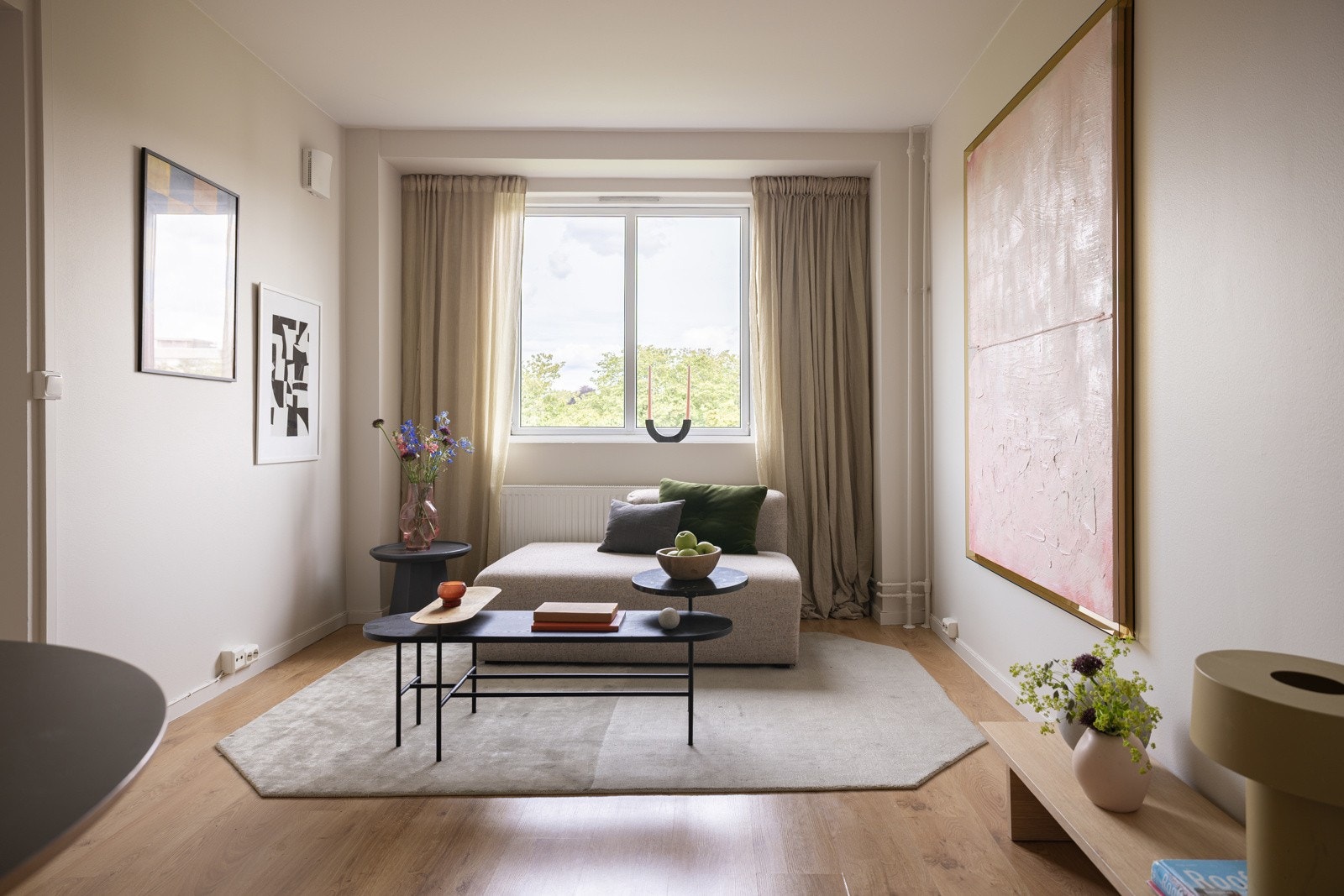 Beliggenheten i høyden med store vindusflater sørger for rikelig med naturlig lys, samtidig som det ikke er noe innsyn. Galleribilde