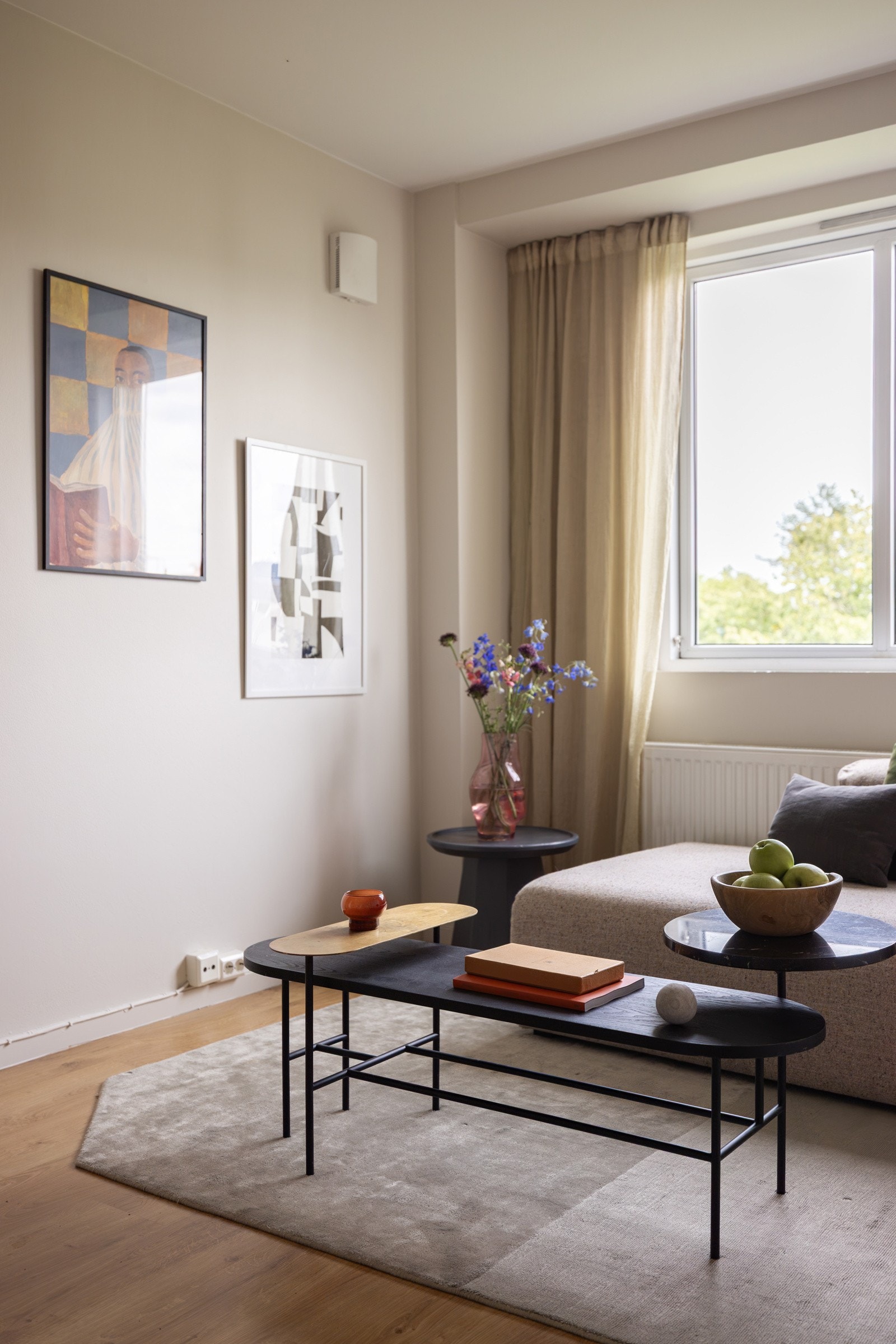 Stuen er det naturlige oppholdsrommet i leiligheten, og er et lyst, fint og luftig rom. Galleribilde