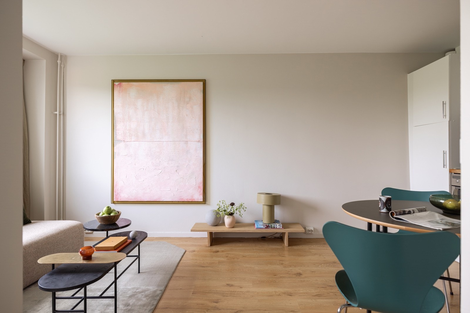 God standard med pen enstavs laminat på gulv og glatte lysmalte overflater. Galleribilde