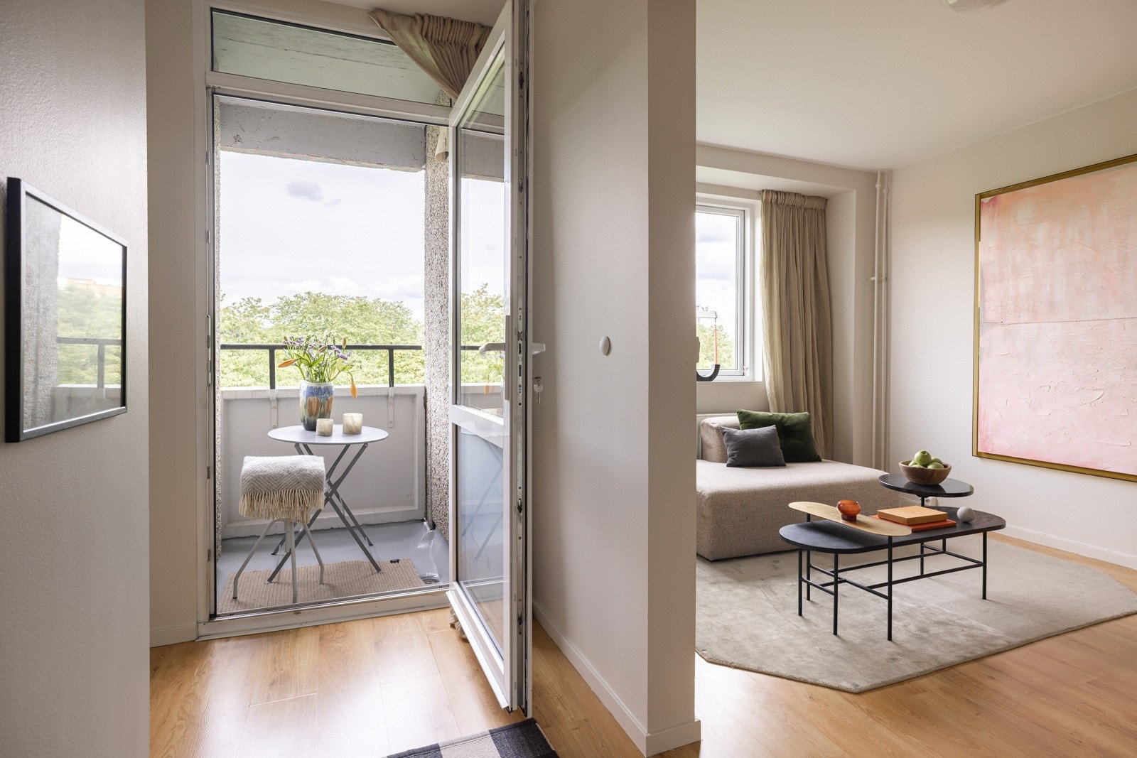 Leiligheten har heisadkomst og en liten balkong med nydelig utsikt over frodige tretopper med skogkledde åser i horisonten Galleribilde