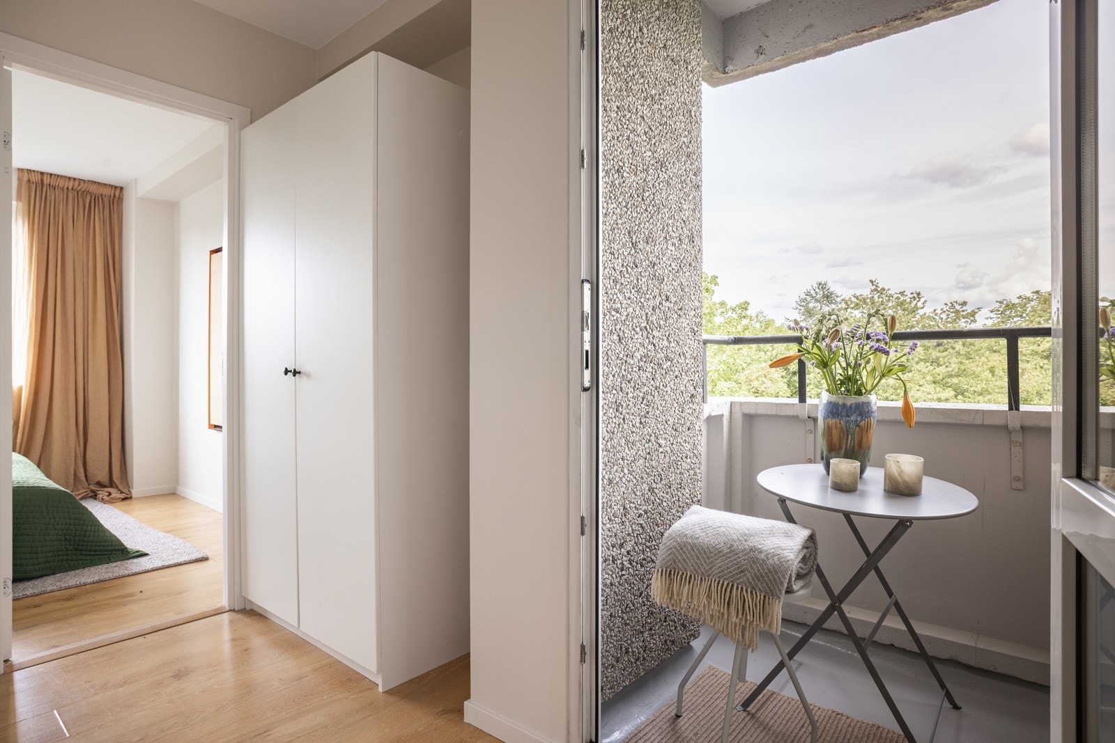 Videre innover i gangen er det også et garderobeskap som medfølger i handelen. Galleribilde