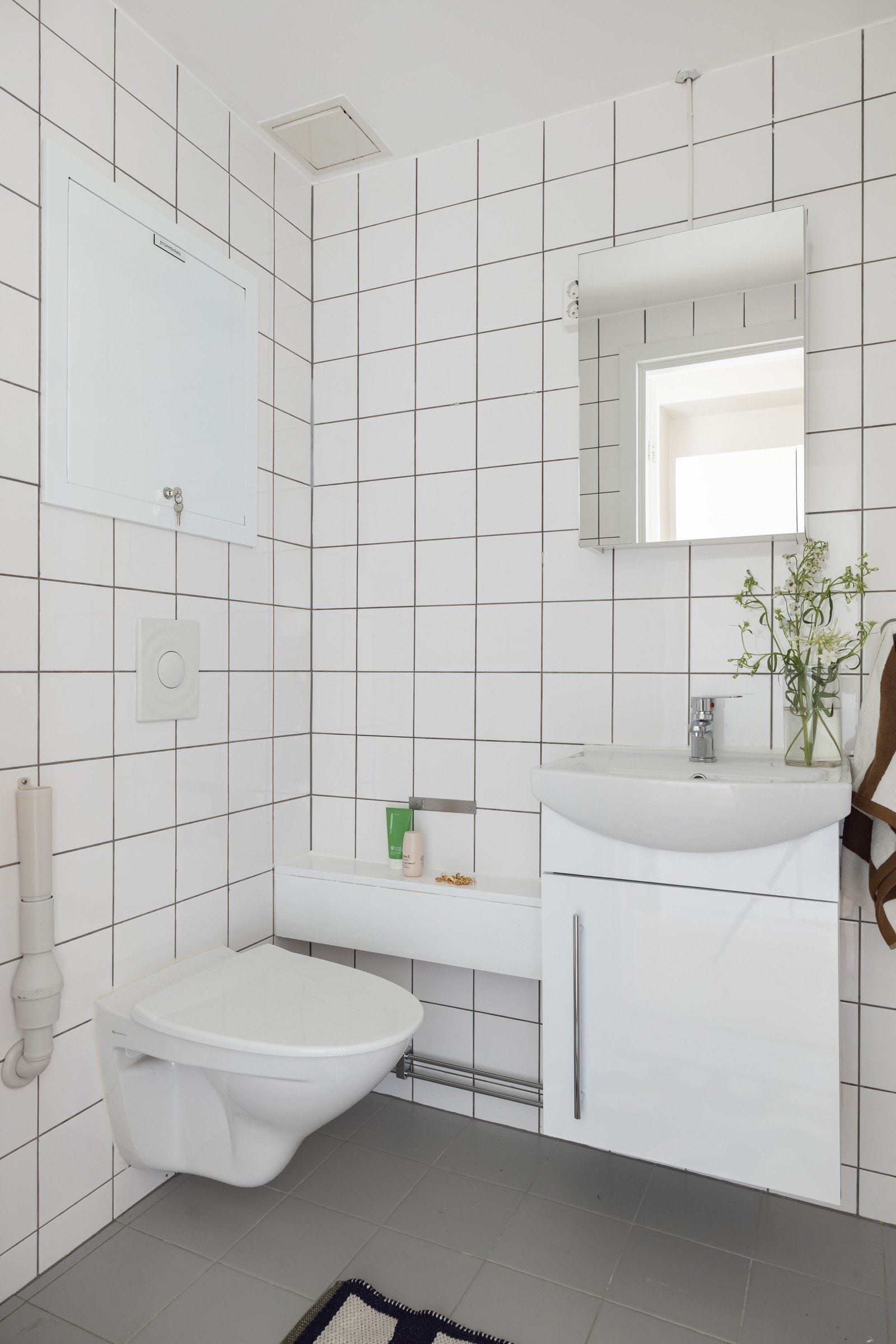 Leiligheten har et lyst flislagt baderom (2008) med elektriske varmekabler og mekanisk avtrekk. Galleribilde