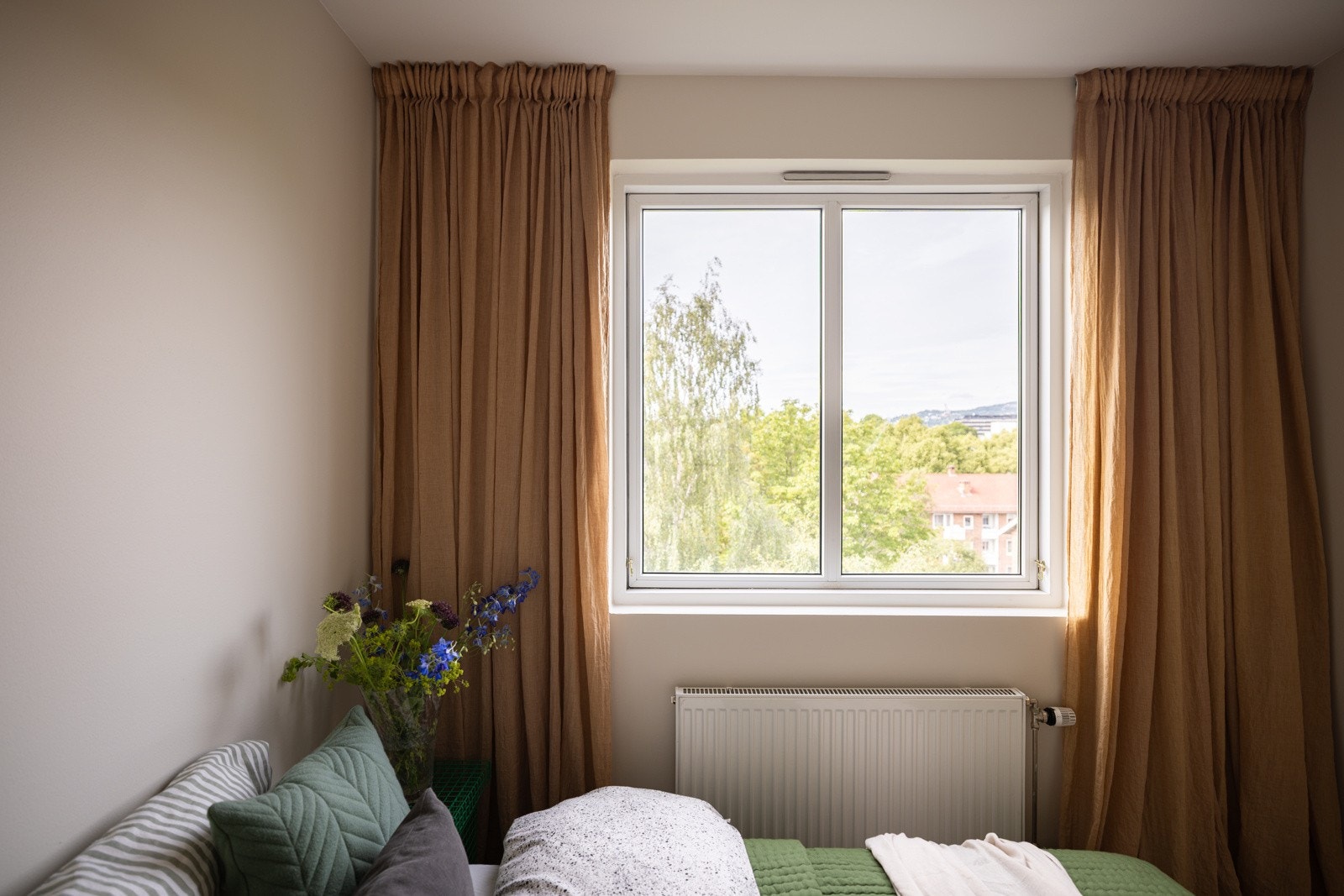 Alle vinduene i leiligheten var nye i 2008 og det er fine brede vinduskarmer for planter og dekor. Galleribilde