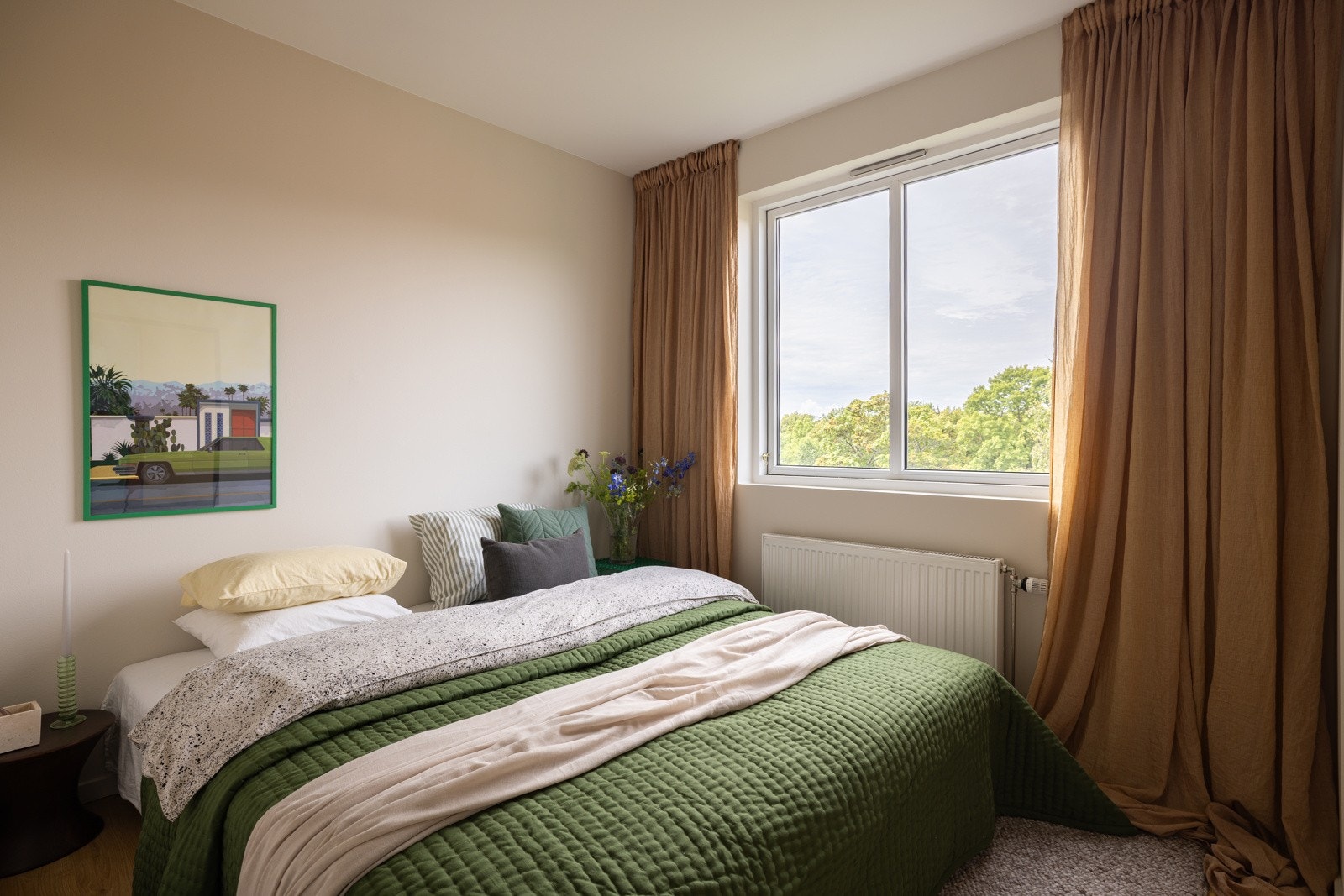 Soverommet er romslig med plass til dobbeltseng med tilhørende nattbord, en kontorpult, kommoder eller andre garderobeløsninger. Her kan du enkelt innrede etter eget ønske og behov! Galleribilde