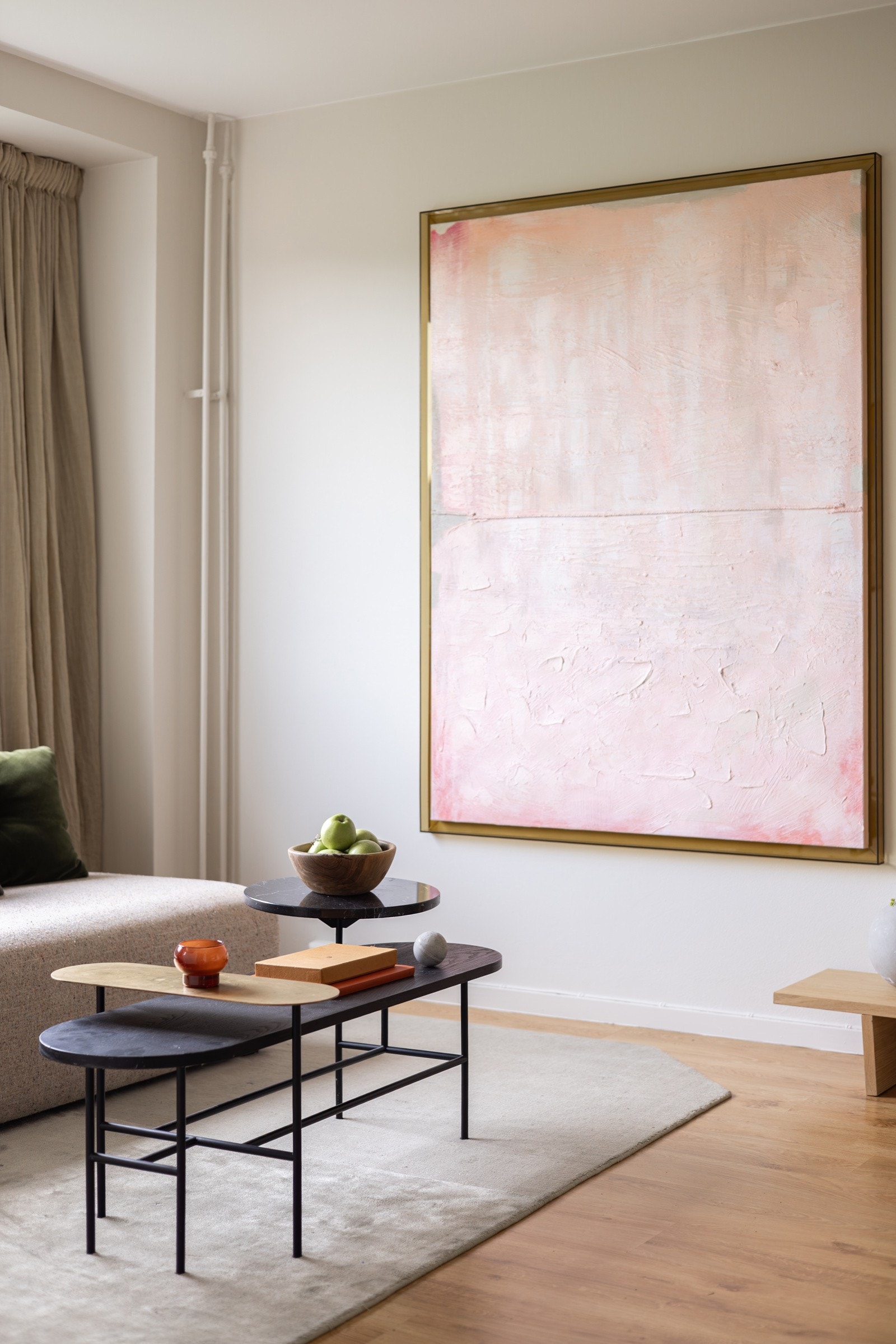 Leiligheten holdes god og lun på vinterstid med fjernvarme til radiatorer. Her bor du med forutsigbare kostnader da absolutt ALT (bortsett fra innbo) er inkludert i de månedlige felleskostnadene. Galleribilde