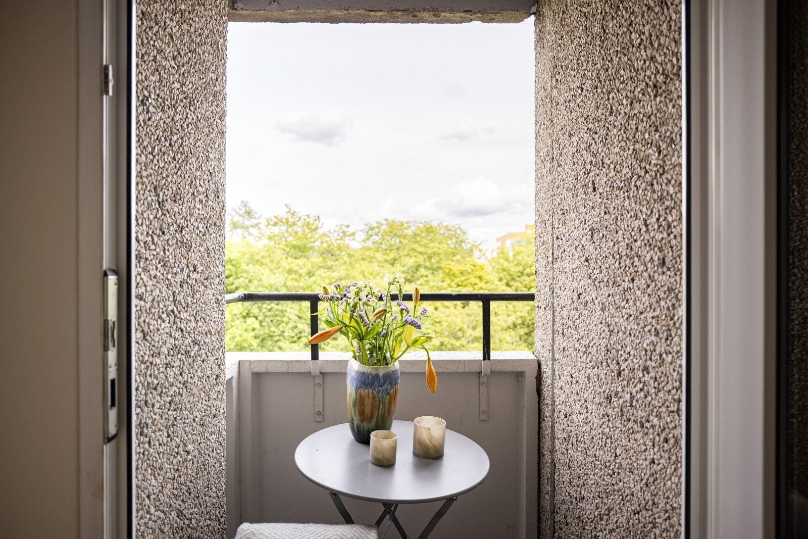 Balkongen er overbygget, har betongdekke på gulv og plass til et koselig kafésett. Siden balkongen er inntrukket sitter du usjenert og lunt til uten noe innsyn. Galleribilde