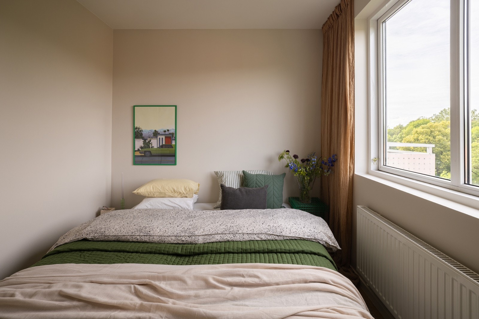 God standard med pen enstavs laminat på gulv og glatte overflater malt i en innbydende farge. Galleribilde