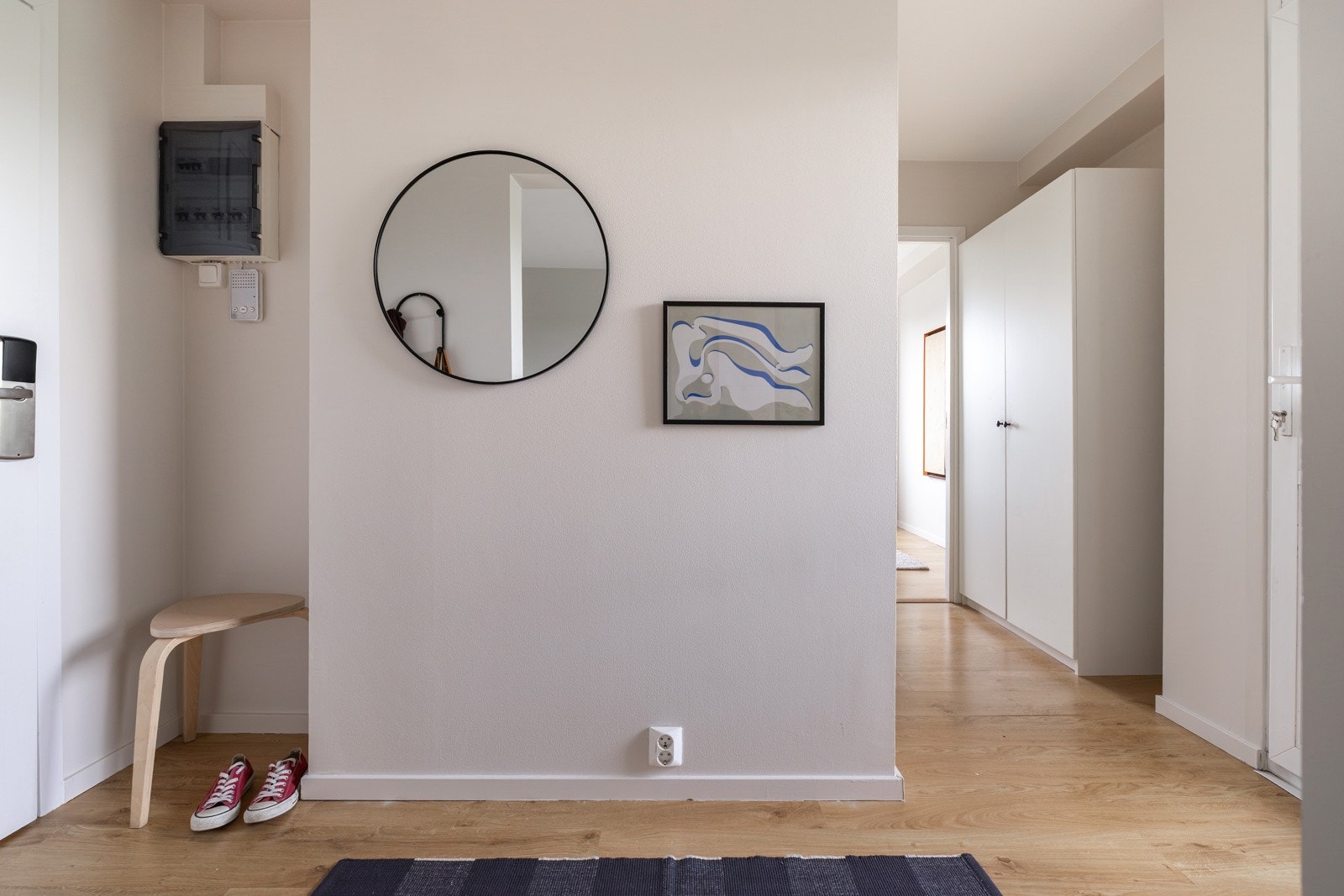 Når du entrer leiligheten, kommer du inn i en lys og innbydende entré med plass til sko og oppheng av yttertøy. Galleribilde