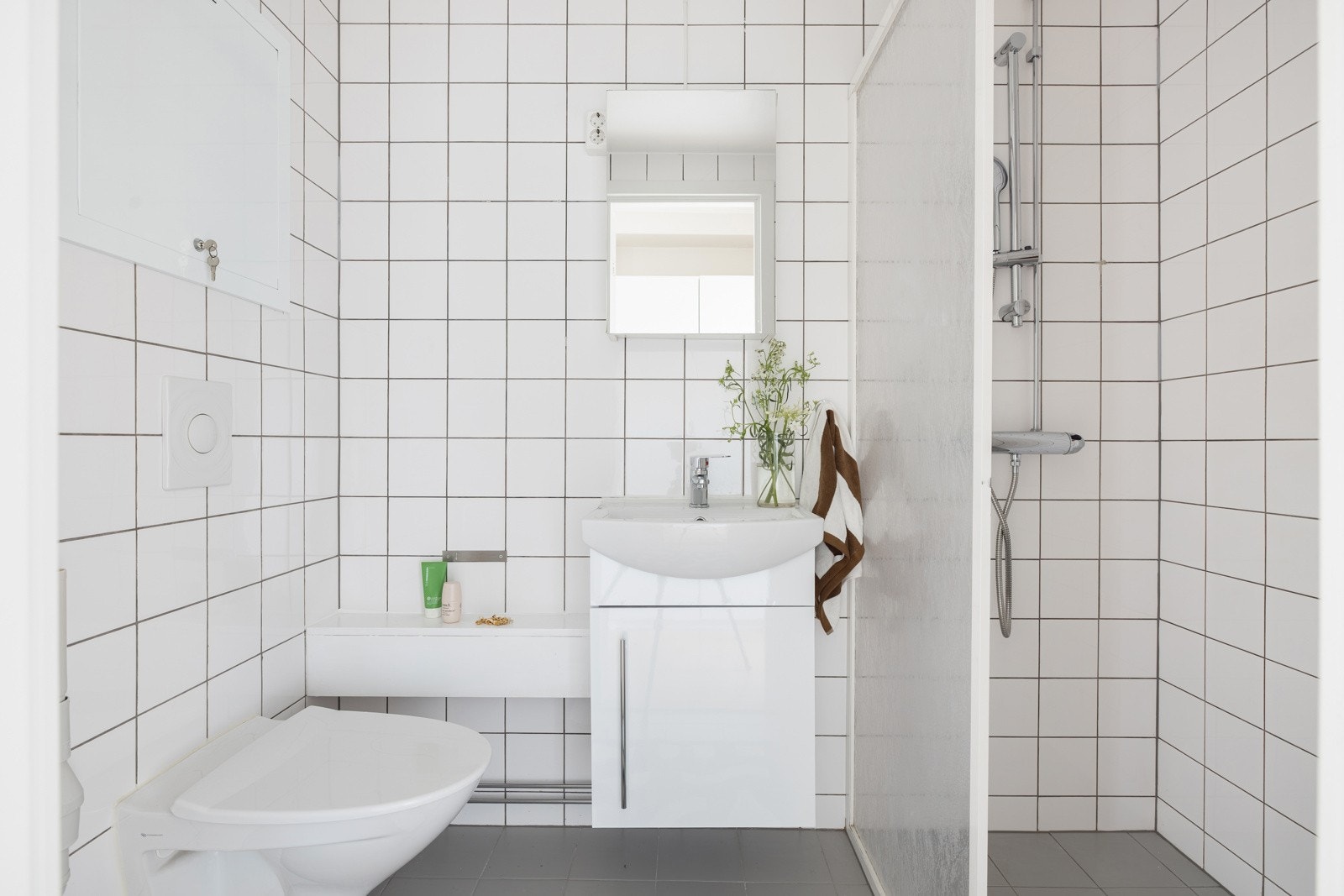 Baderommet er utstyrt med servantskap med speilskap over, dusjnisje med delevegg, vegghengt toalett og opplegg for vaskemaskin. Galleribilde