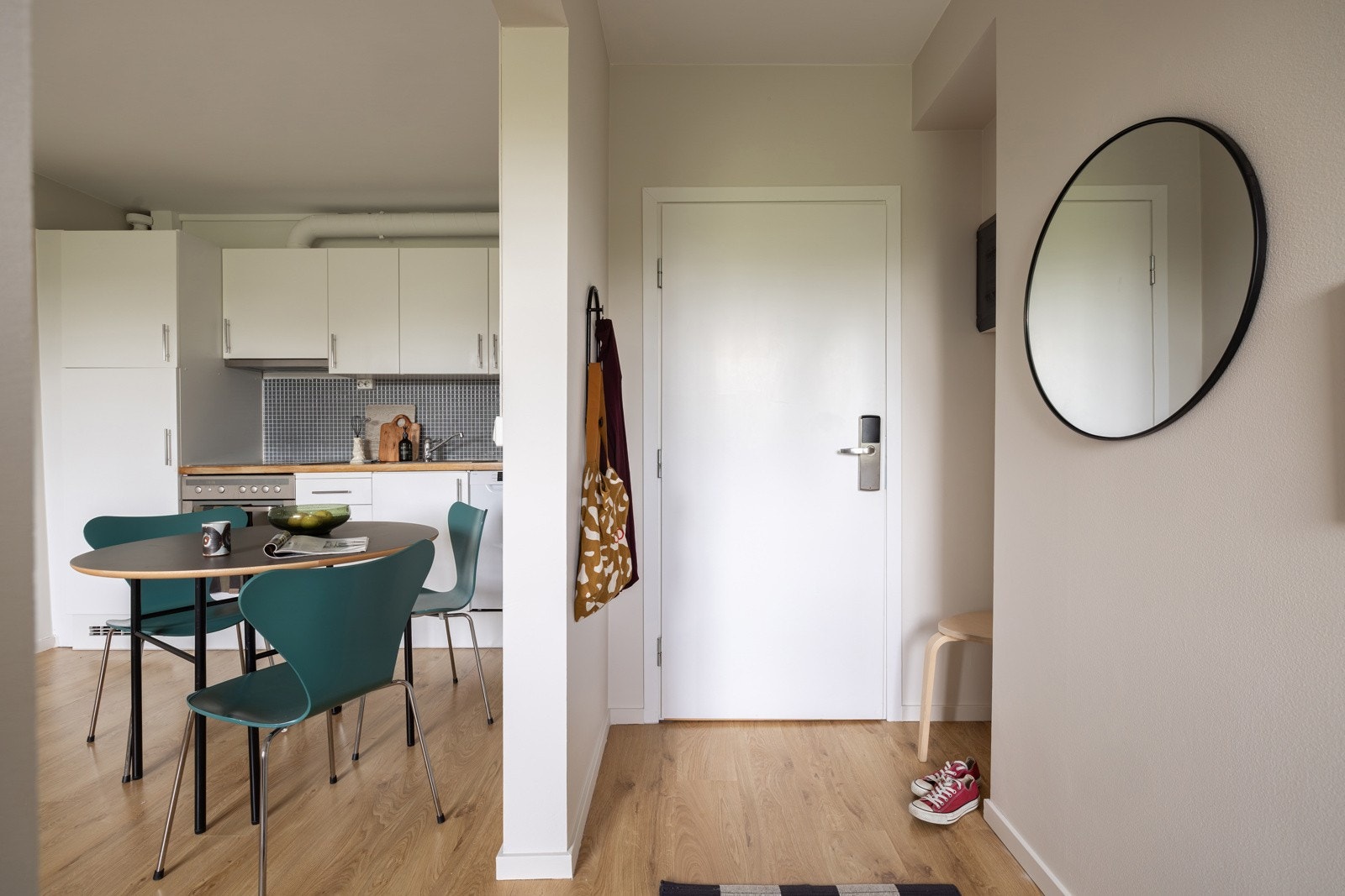 Du tar deg opp til leiligheten i byggets 9. etasje via felles trapperom med heis. Galleribilde