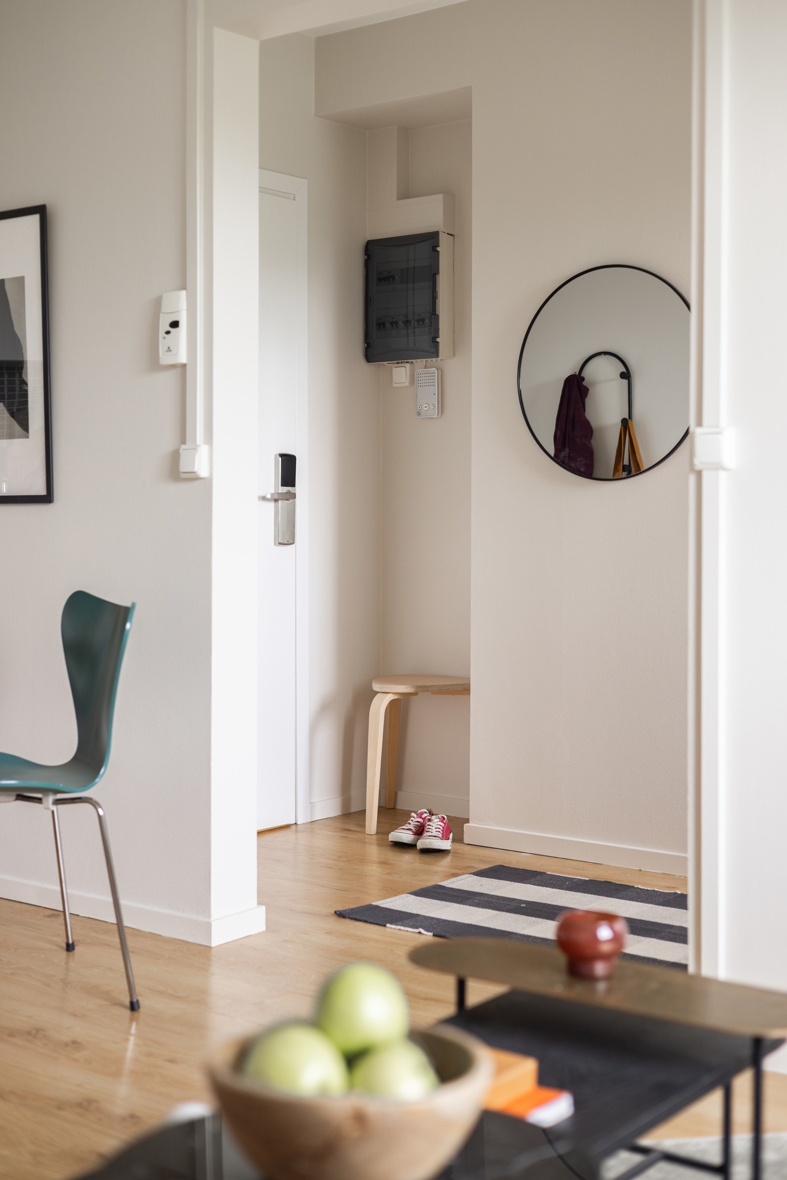 Entréen har pen enstavs laminat på gulv, glatte overflater malt i en fin farge og skjult elektrisk anlegg. Porttelefon og sikringsskap med automatsikringer montert på vegg. Galleribilde