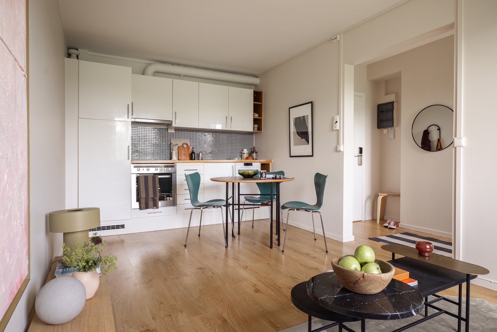 Stuen er enkel å møblere med sofagruppe med salongbord, mediemøblement med tv og et spisebord i tilknytning til kjøkkenet. Galleribilde