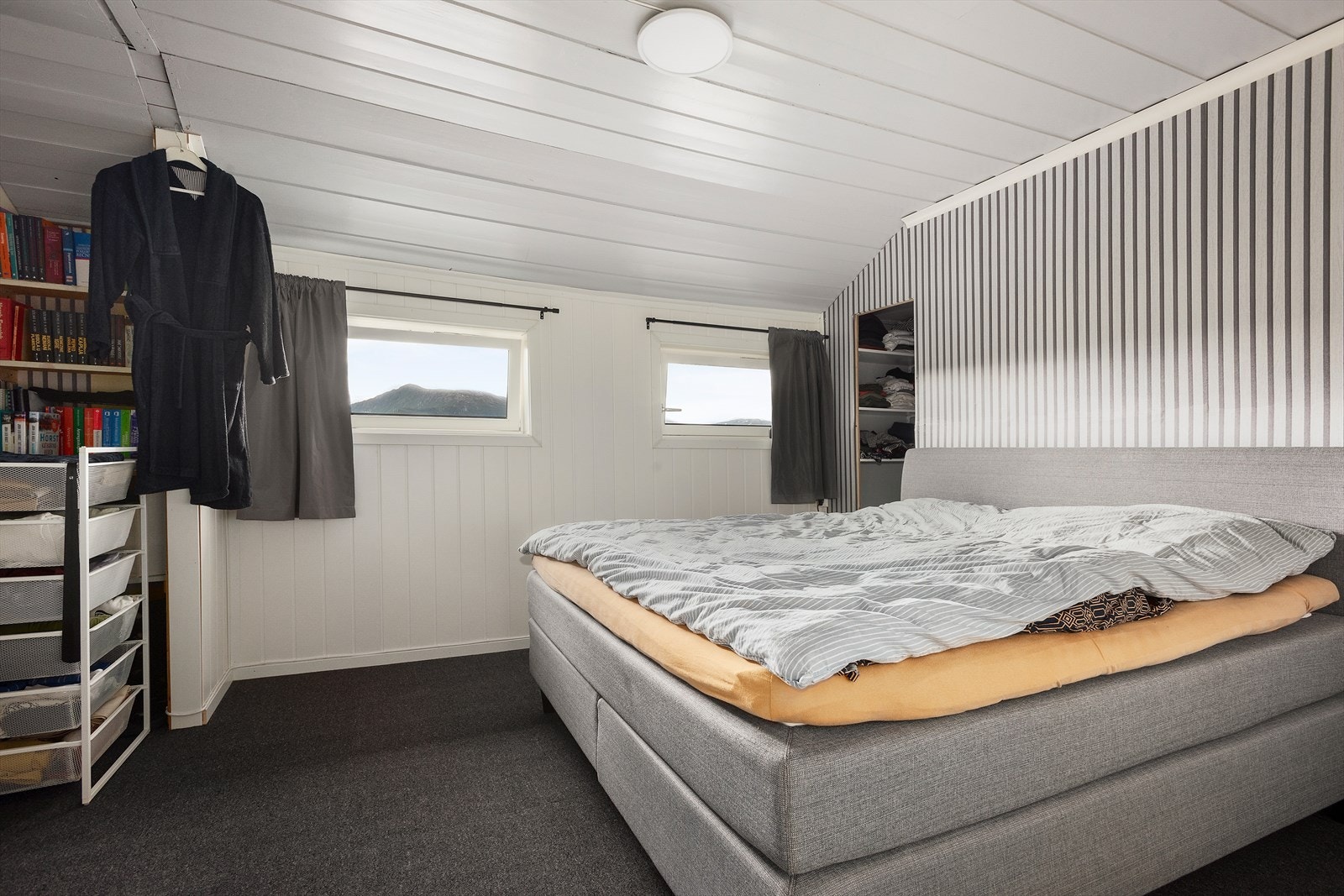 Det er to soverom av god størrelse i denne etasjen. Fra hovedsoverommet er det etablert todelt garderobeløsning med adkomst fra hver sin side av sengen. Galleribilde