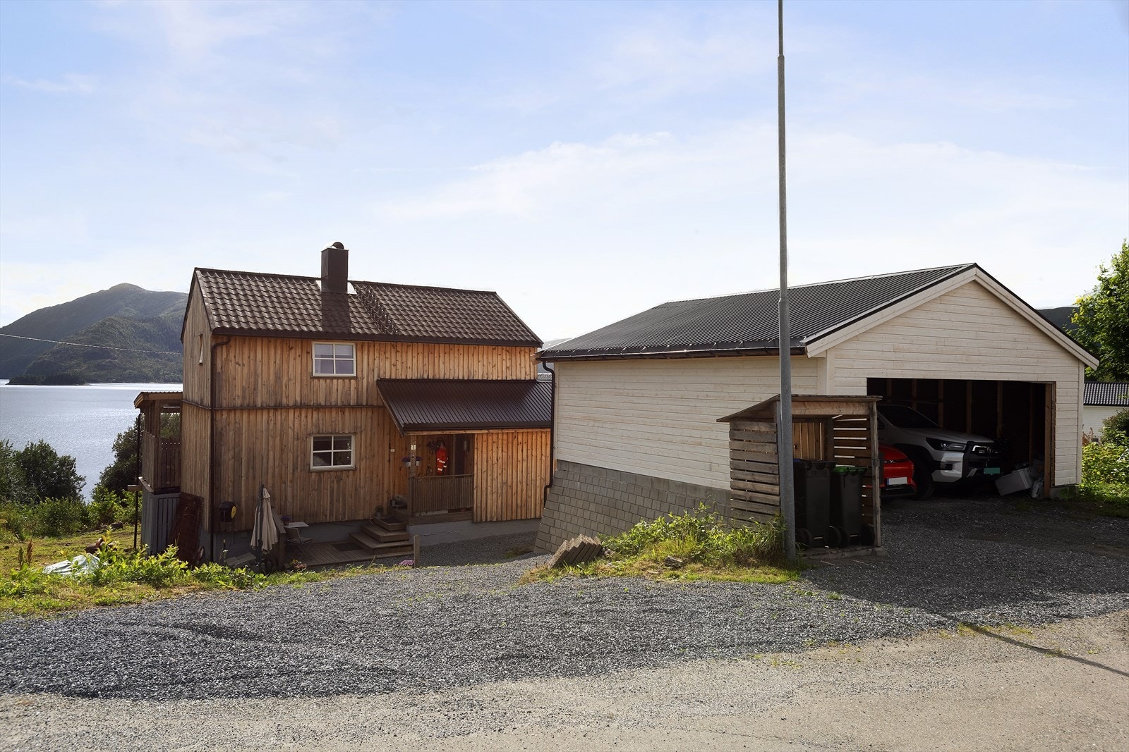 Eiendommen er betydelig oppgradert i de senere år med blant annet etterisolering, ny kledning, de fleste vindu er byttet og ny dobbelgarasje er oppført. I tillegg er boligen tilbygget med romslig entré og trimrom. Galleribilde