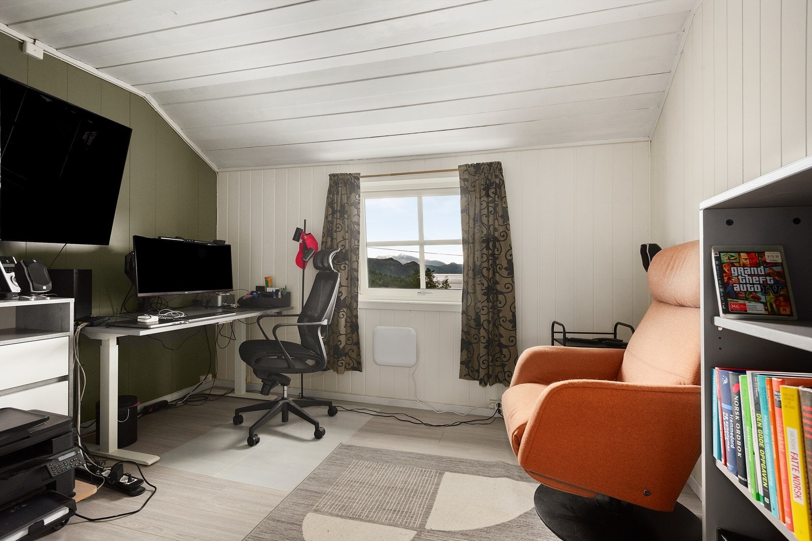 Soverom 2. Flere av boligens overflater er også blitt oppusset i perioden 2021-2025. Galleribilde