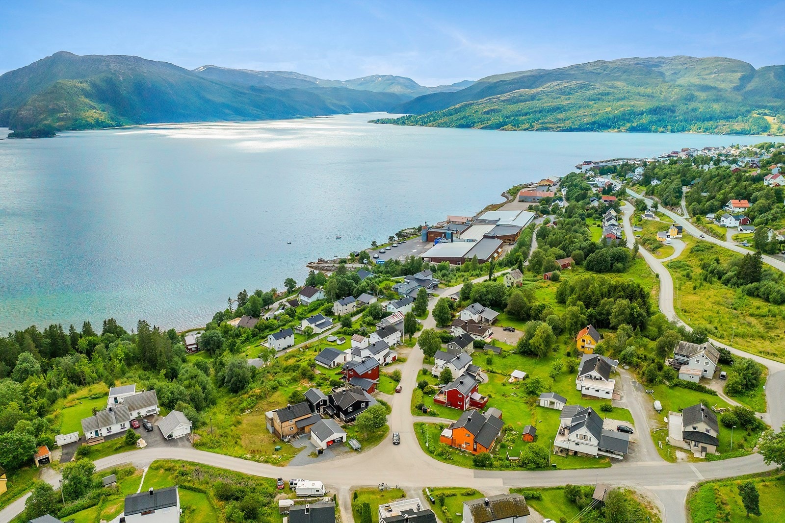 Hemnesberget er også kjent for sine tradisjonsrike festivaler som Hemnes Båt- og Fjordfestival og Hemnes Jazzfestival. I tillegg til mange flotte, sosiale turen gjennom turistforening. Galleribilde