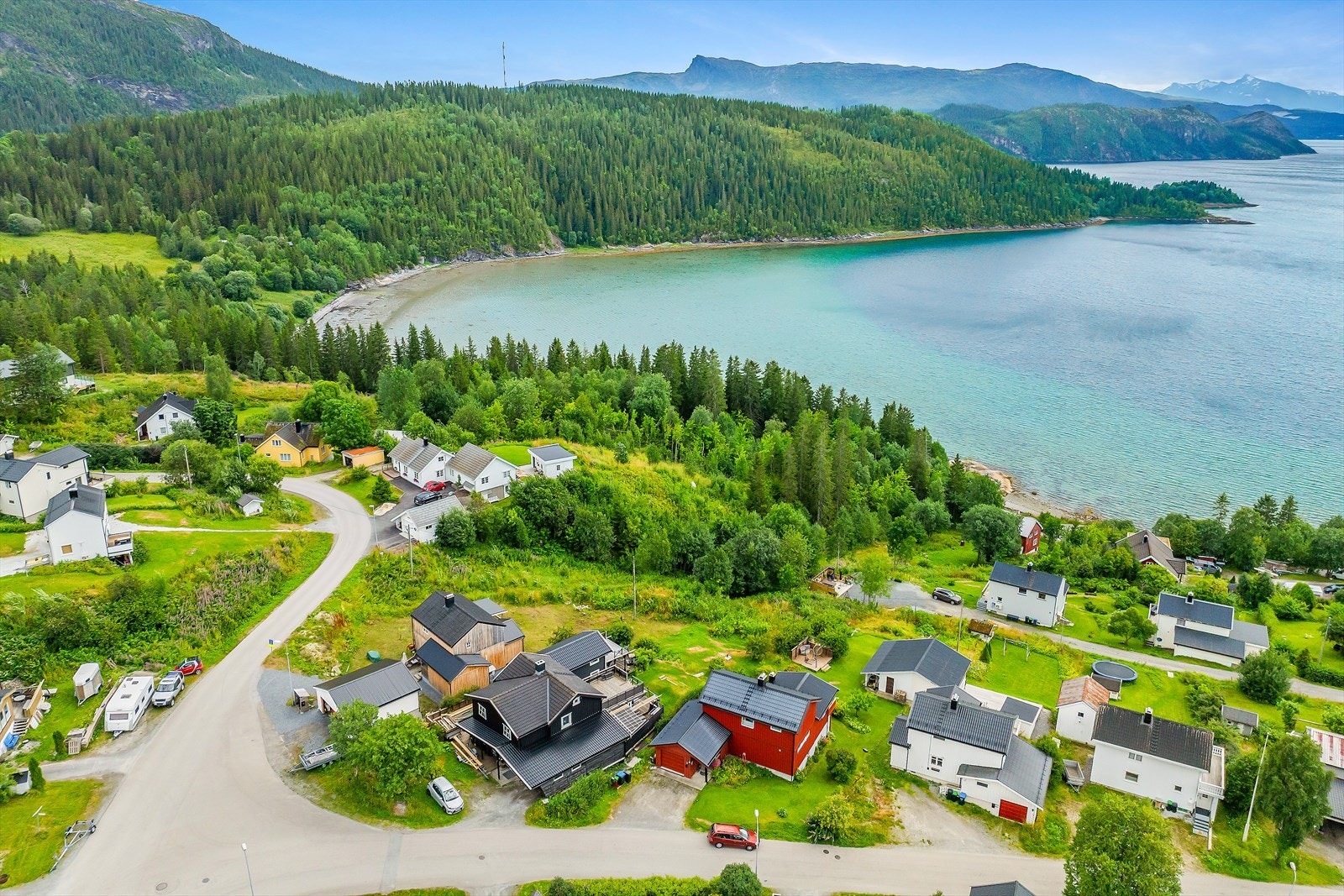 Eiendommen ligger fint til i en rolig gate på Hemnesberget. Barnevennlig beliggenhet med kort avstand til barnehage og skole. Galleribilde