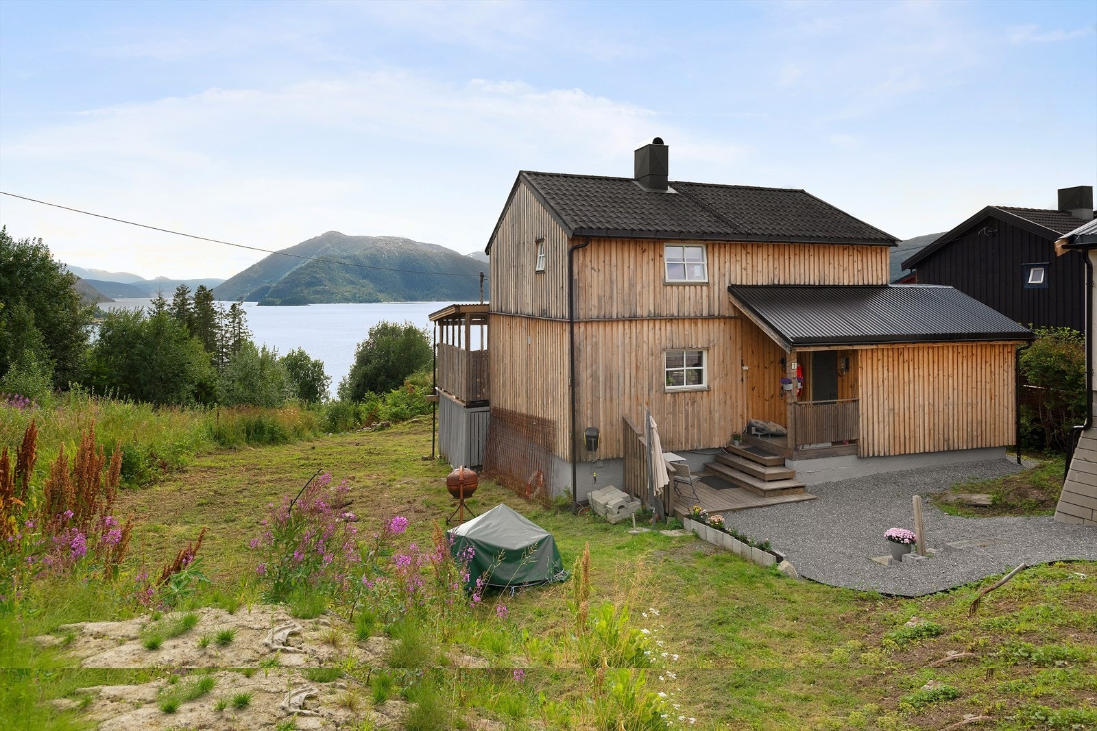 Det er etablert sitteområder på begge sider av boligen, så her kan solgangen følges, og du kan forflytte deg etter vær og vind. Galleribilde